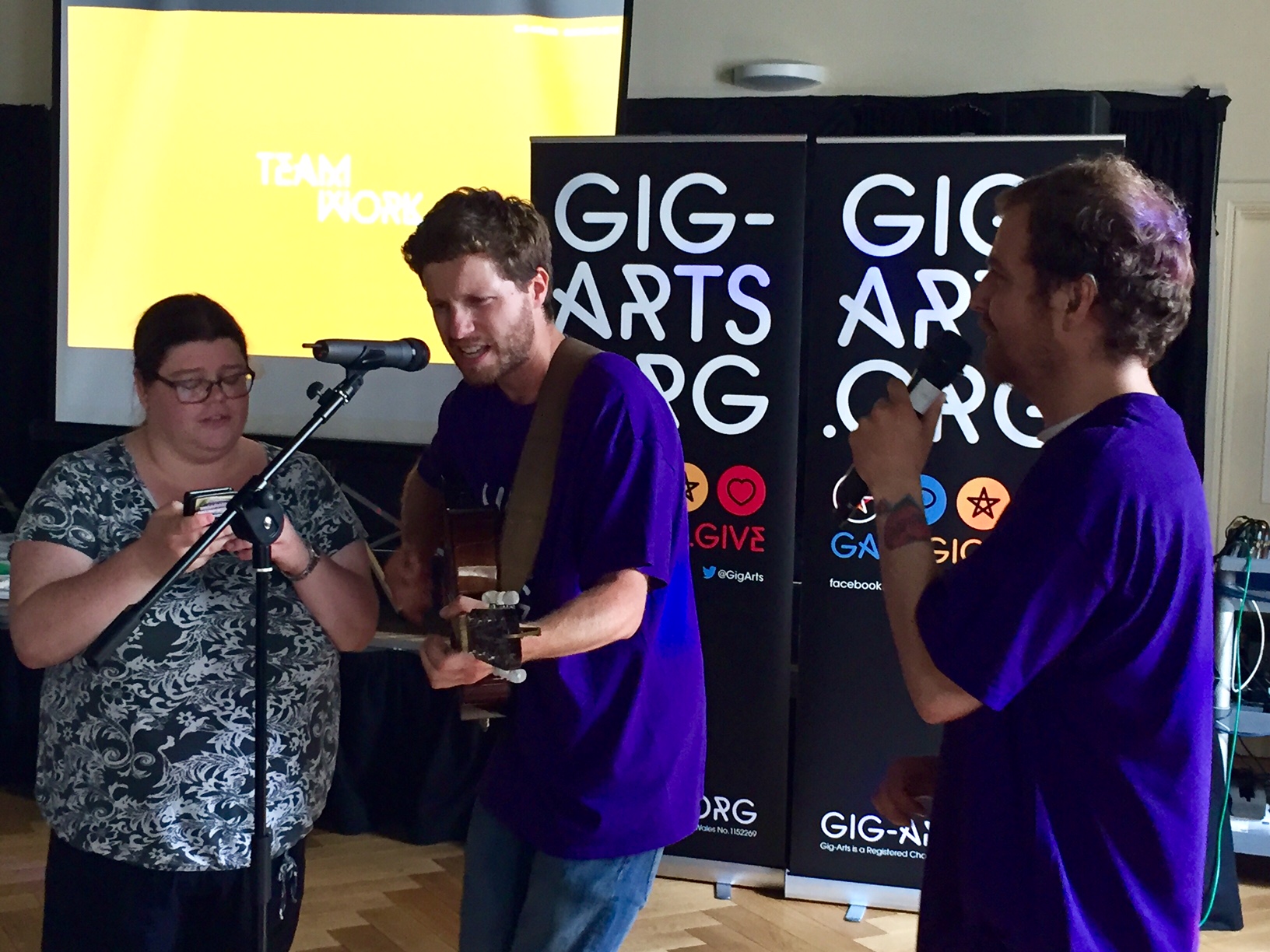 Live singing in the grand Gig-Arts Show.