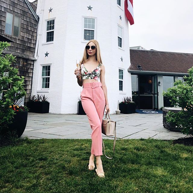 A little bubbly by the water = therapy🥂@dujourmedia (tap4deets) #bdaywkend #mdw #hamptons #poshestyle