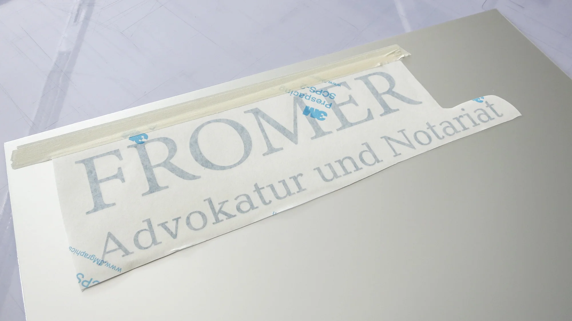 Folienschriften-Aufkleben-1.jpg