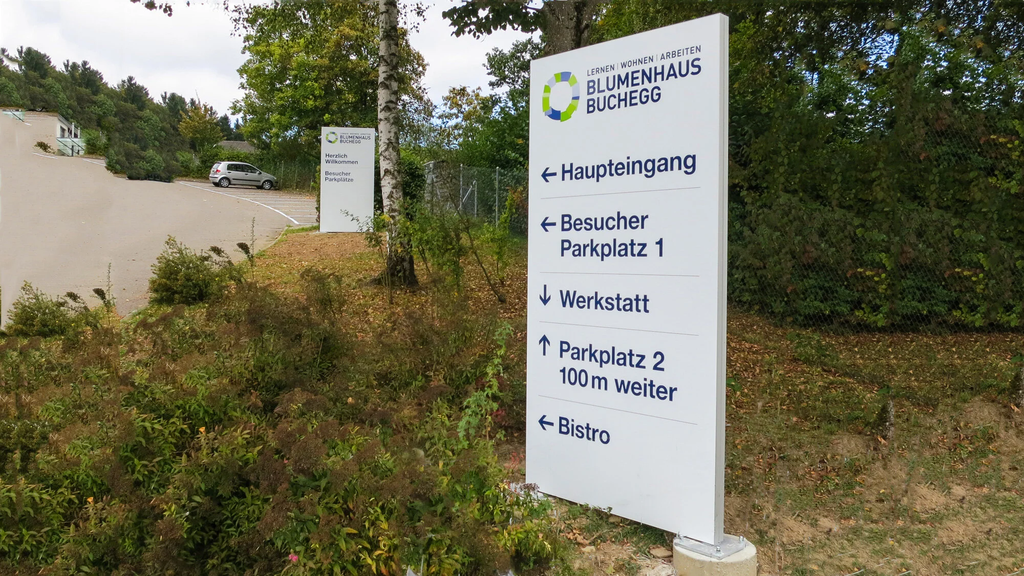 Stelen als Wegweisung