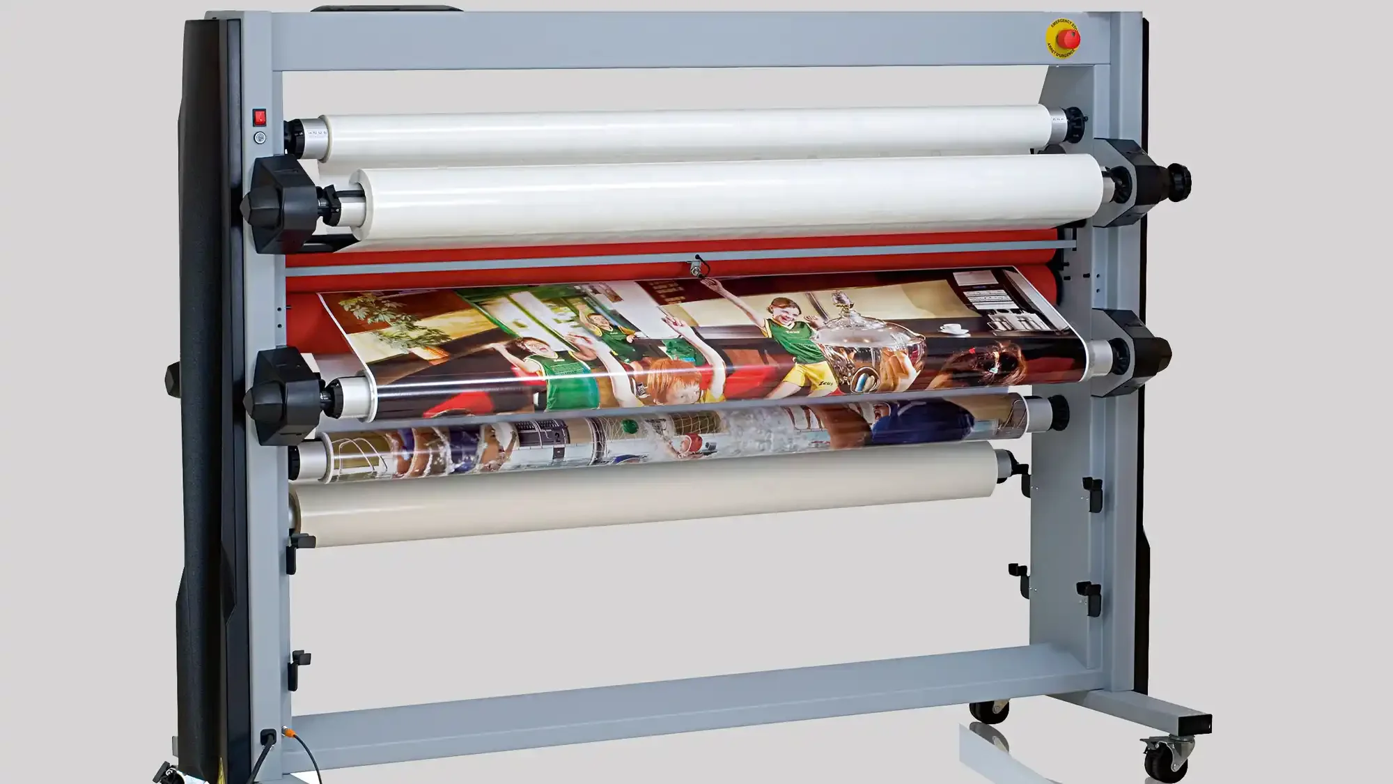 Grossformat-Laminator zum kaschieren von UV-Schutzfolien auf Digitaldrucke.