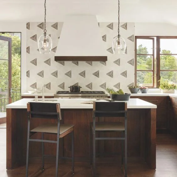 This clever backsplash feels sophisticated yet playful. Can’t get enough of it!