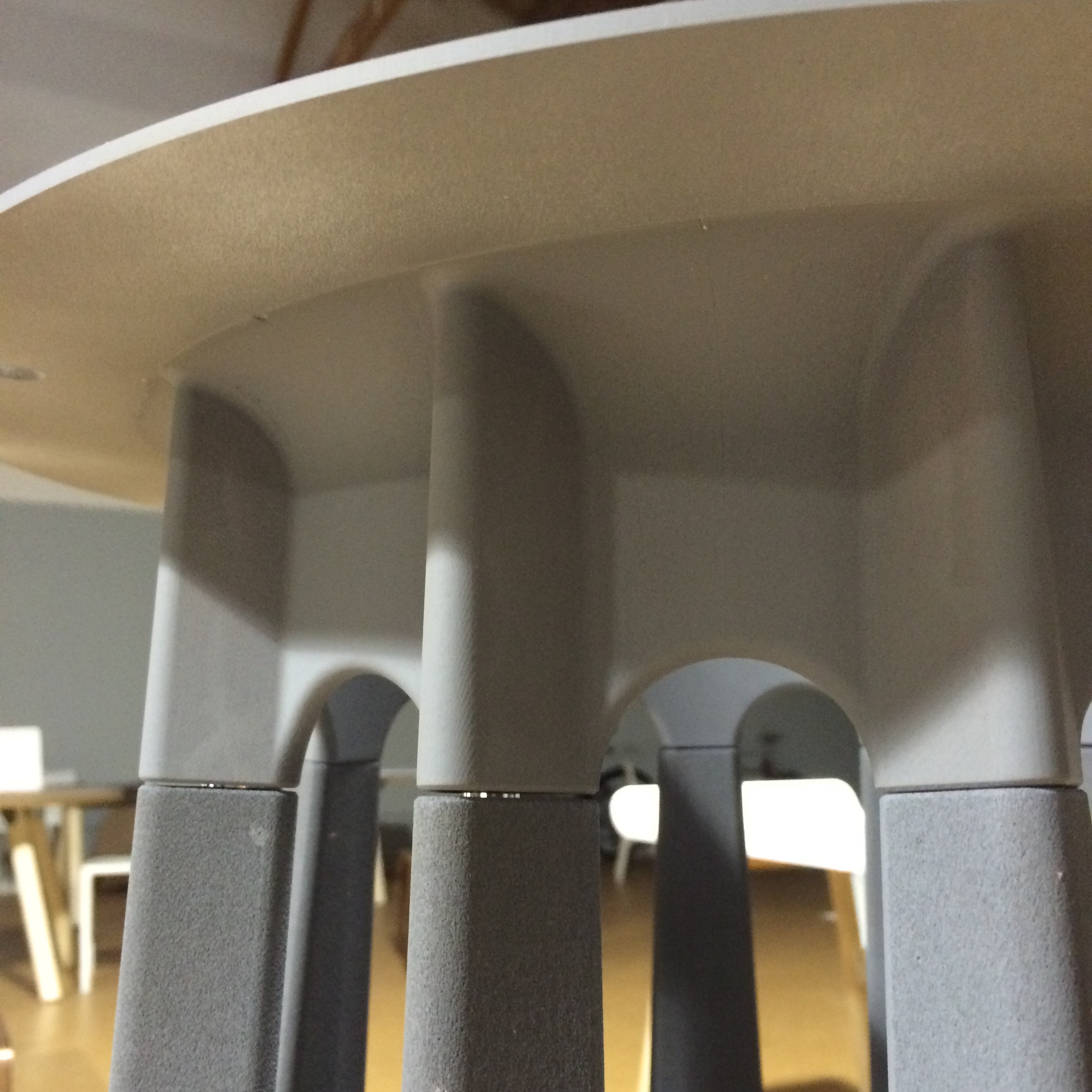  Detail of connection between wood leg and cast steel crown. 