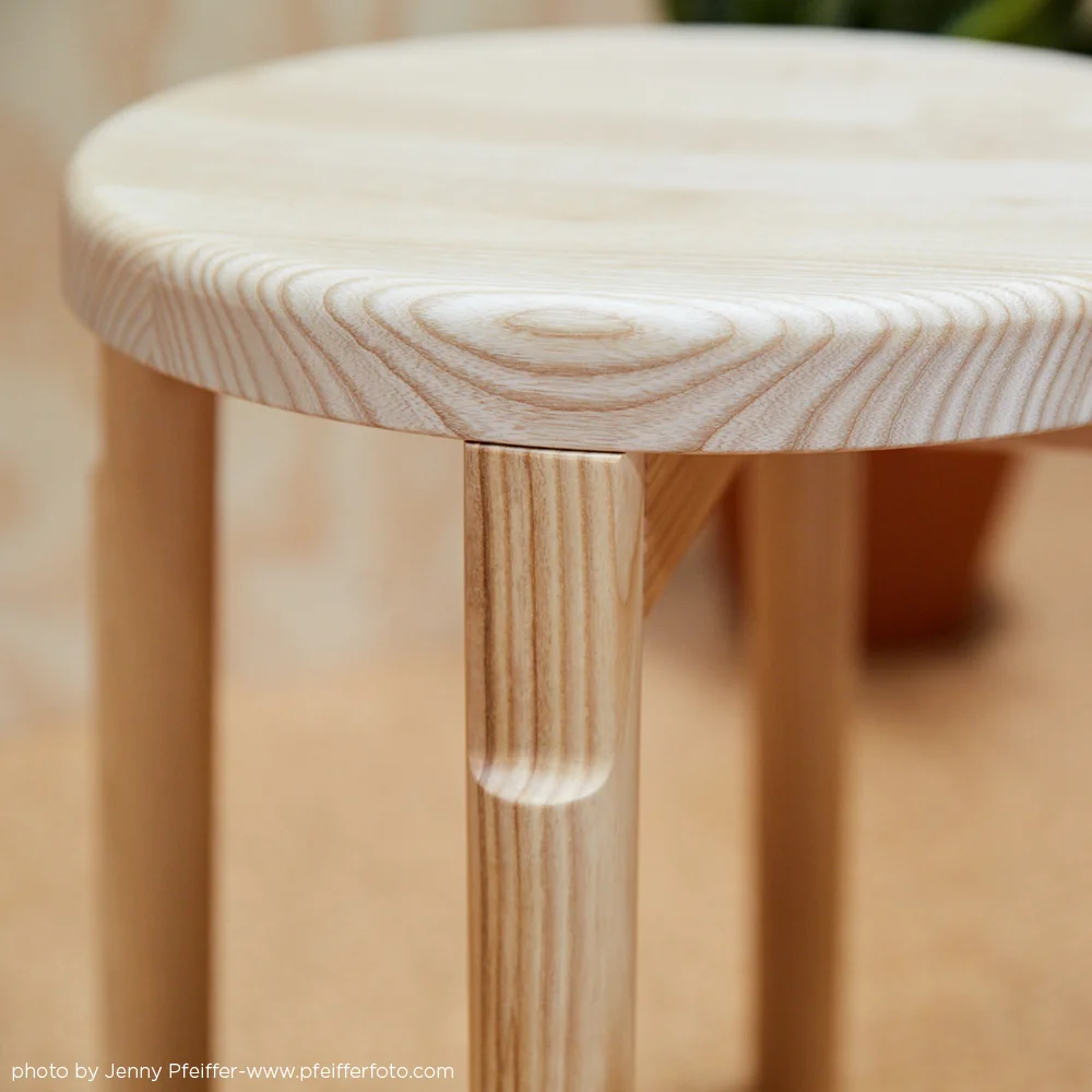  Detail of leg and seat connection 