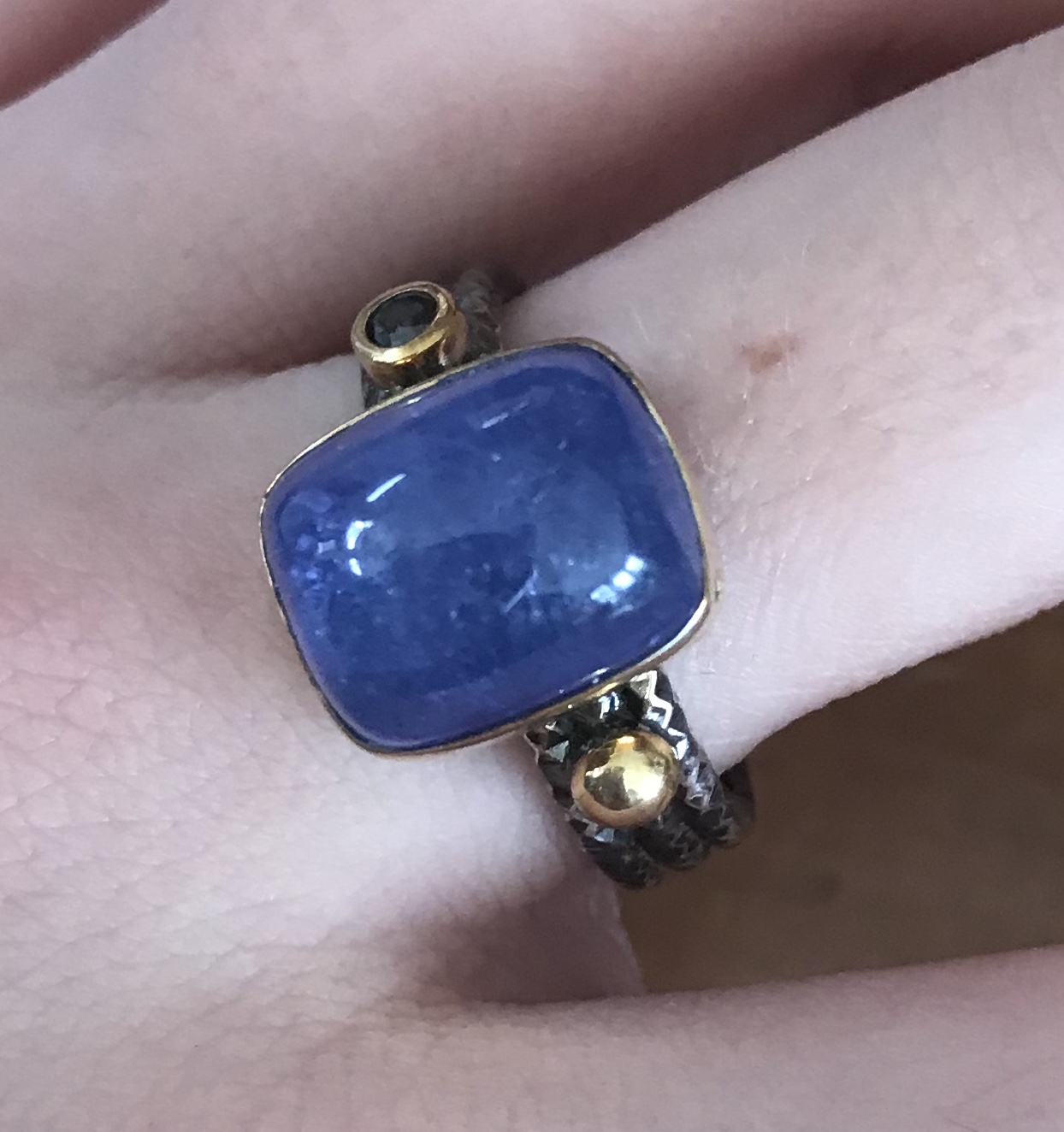 Tanzanite Cabochon with 2 sapphires - size 8