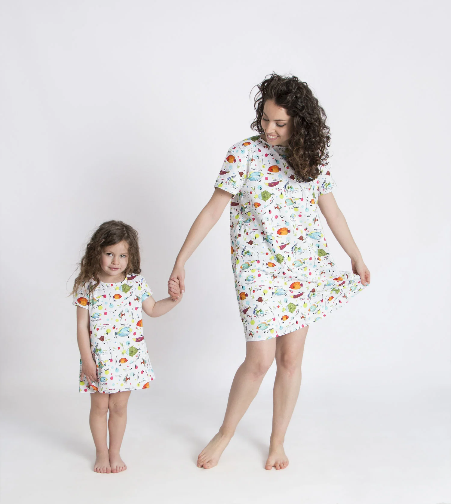 madre+e+hija+iguales_vestido_peces.jpg