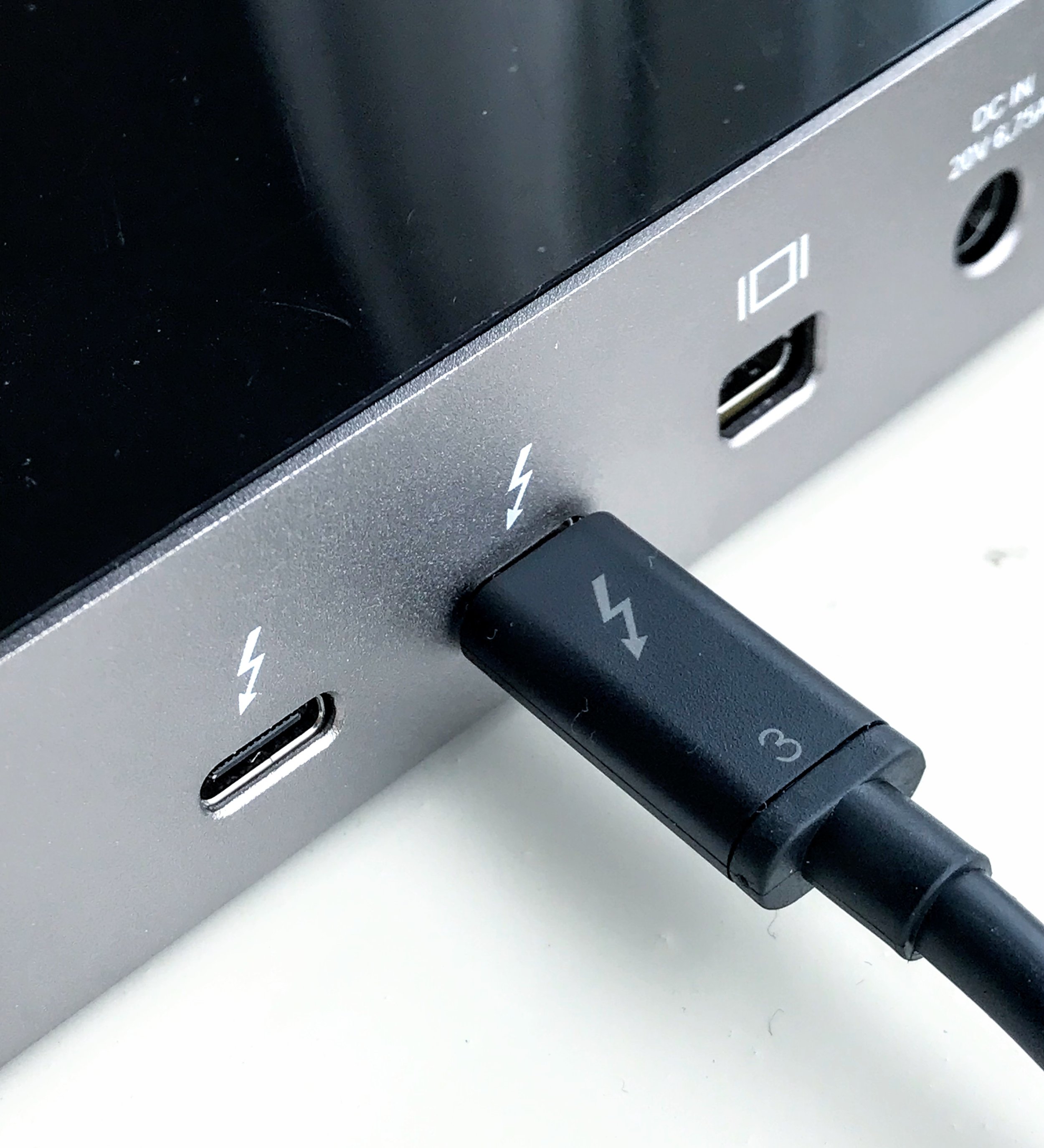 Thunderbolt 3 “active” cable - image attribution: Amin at English Wikipedia