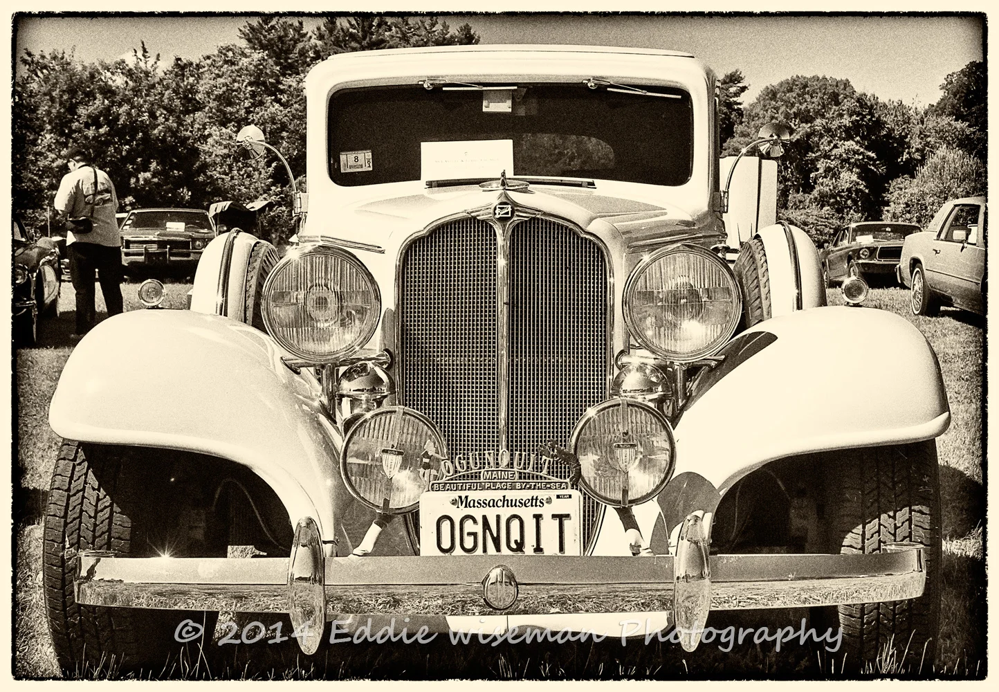 Antique Buick with "side-mounts" (monochrome)