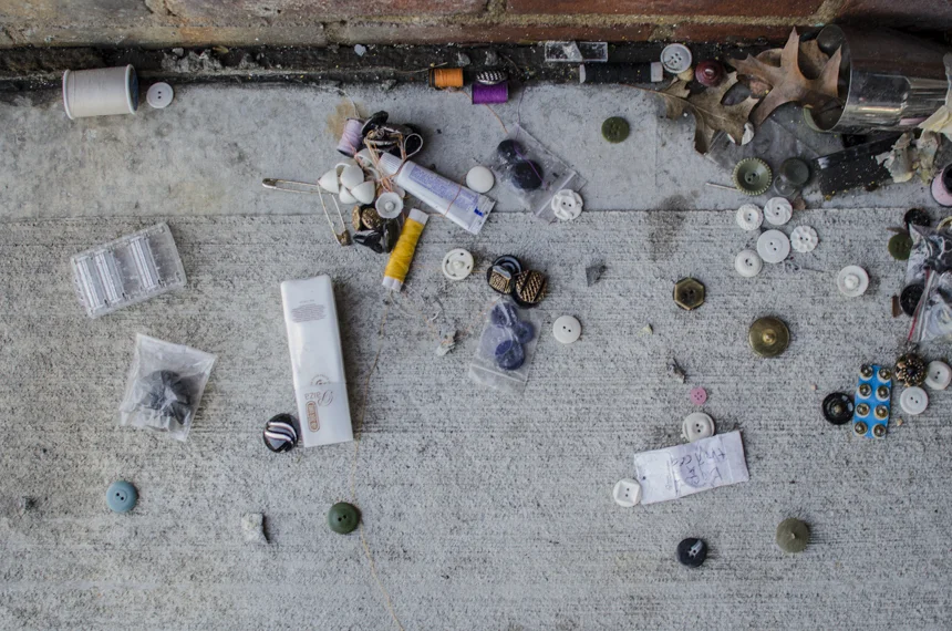 Living out in the open leaves his life exposed to danger and harassment. One day he returns home after recycling and finds that his "home" was robbed. The person stole his cell phone, broke his needlework case and left the buttons José collected at the crime scene.