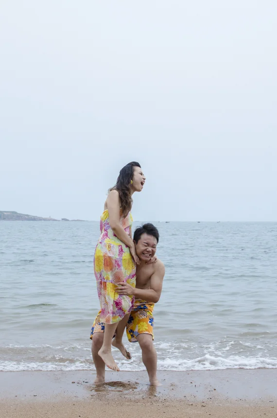 Ji Lulu, 28, and his girlfriend Jie Xinyuan, 27, were classmates in graduate school. "We didn't have feelings for each other in the beginning," Ji said. "Then we started studying together, preparing cheatsheets for exams together, that was when it clicked." When asked what the photos would mean for them, Ji said, "We are getting married next year, so technically we are still 'lovers.' We are going to get our real wedding photos taken next year. This is more or less a practice, or a way to memorize our status as an unmarried couple." 