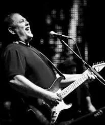 יהודה פוליקר מבצע את ״מוזיאון החלומות״ בהופעה