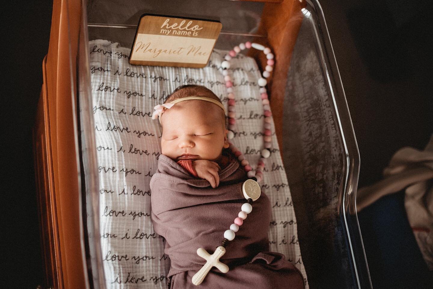 Welcome, sweet girl! 💕 Getting to photograph her within 48 hours of her arrival in this world was special. Love the newborn details we can capture in a Fresh 48 session. 🤍 
#kcnewbornphotographer #kcnewbornphotography #fresh48 #kansascitynewbornpho