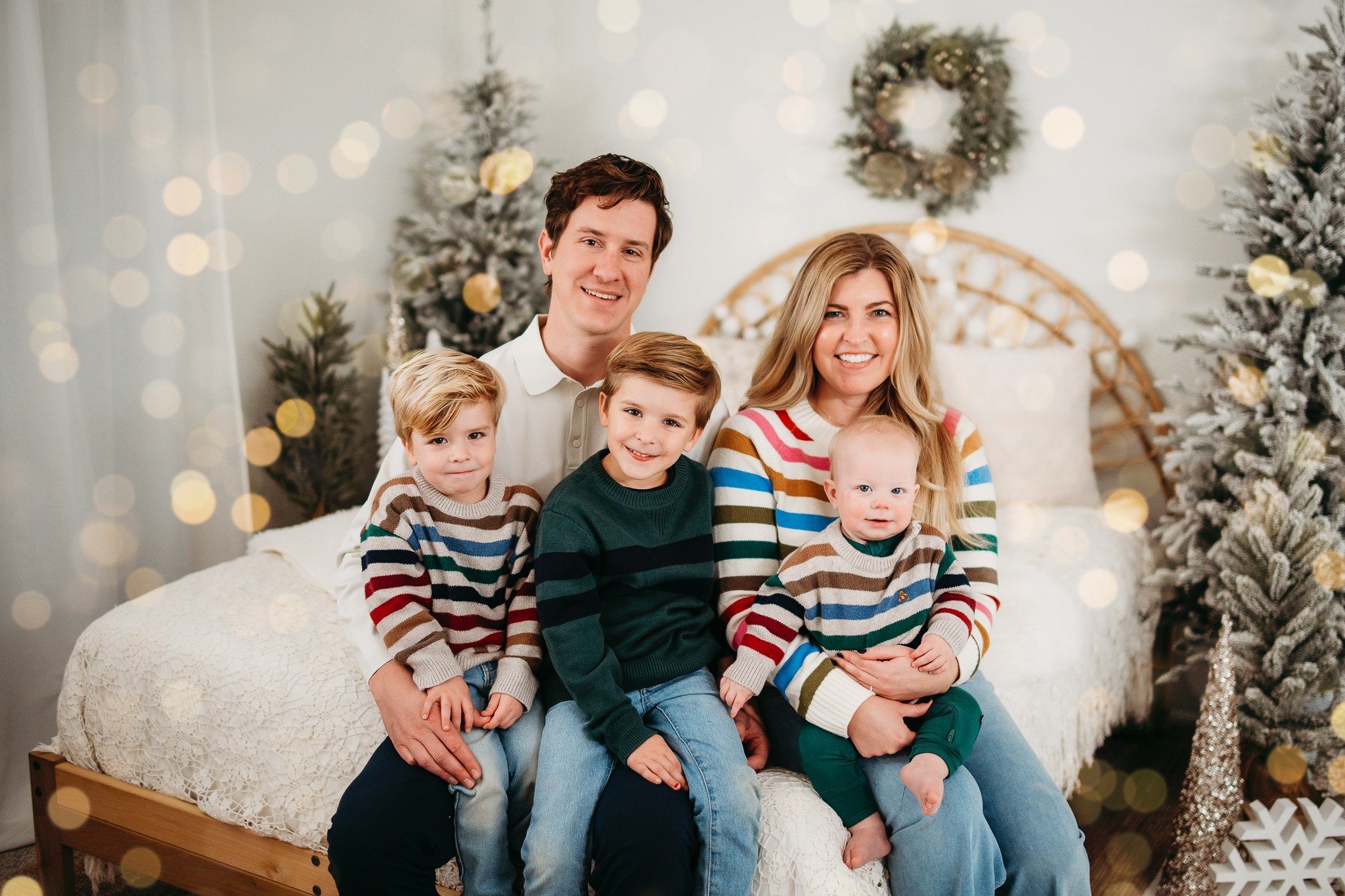 I'm imagining lots of fun Christmas cards to be sent with these holiday mini photos! ✨#kansascityfamilyphotographer #kcphotographer #kansascityphotographer #fallphotos #fallfamilyphotos