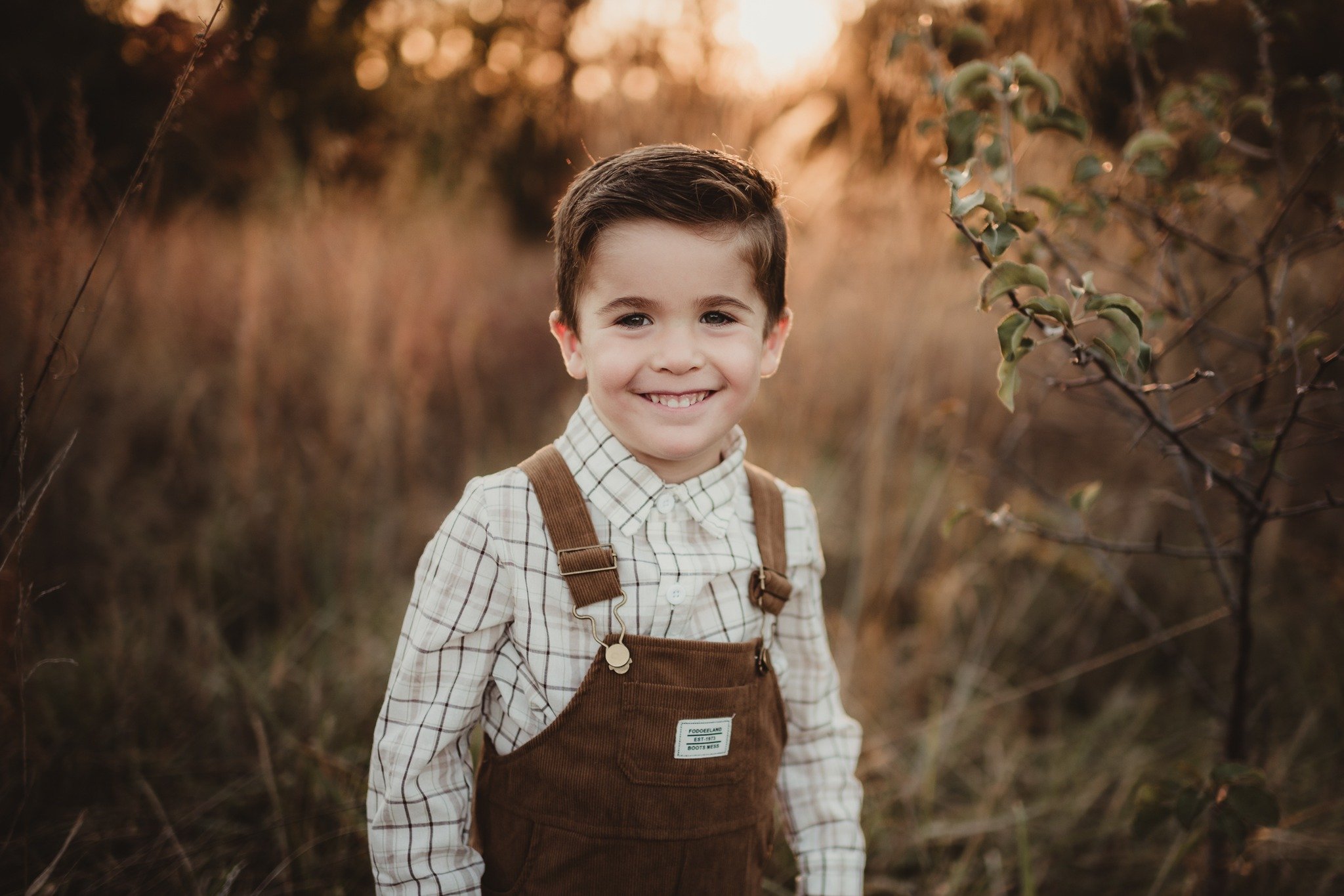 This little guy was so cute in his overalls! 🍁#kansascityfamilyphotographer #kcphotographer #kansascityphotographer #fallphotos #fallfamilyphotos