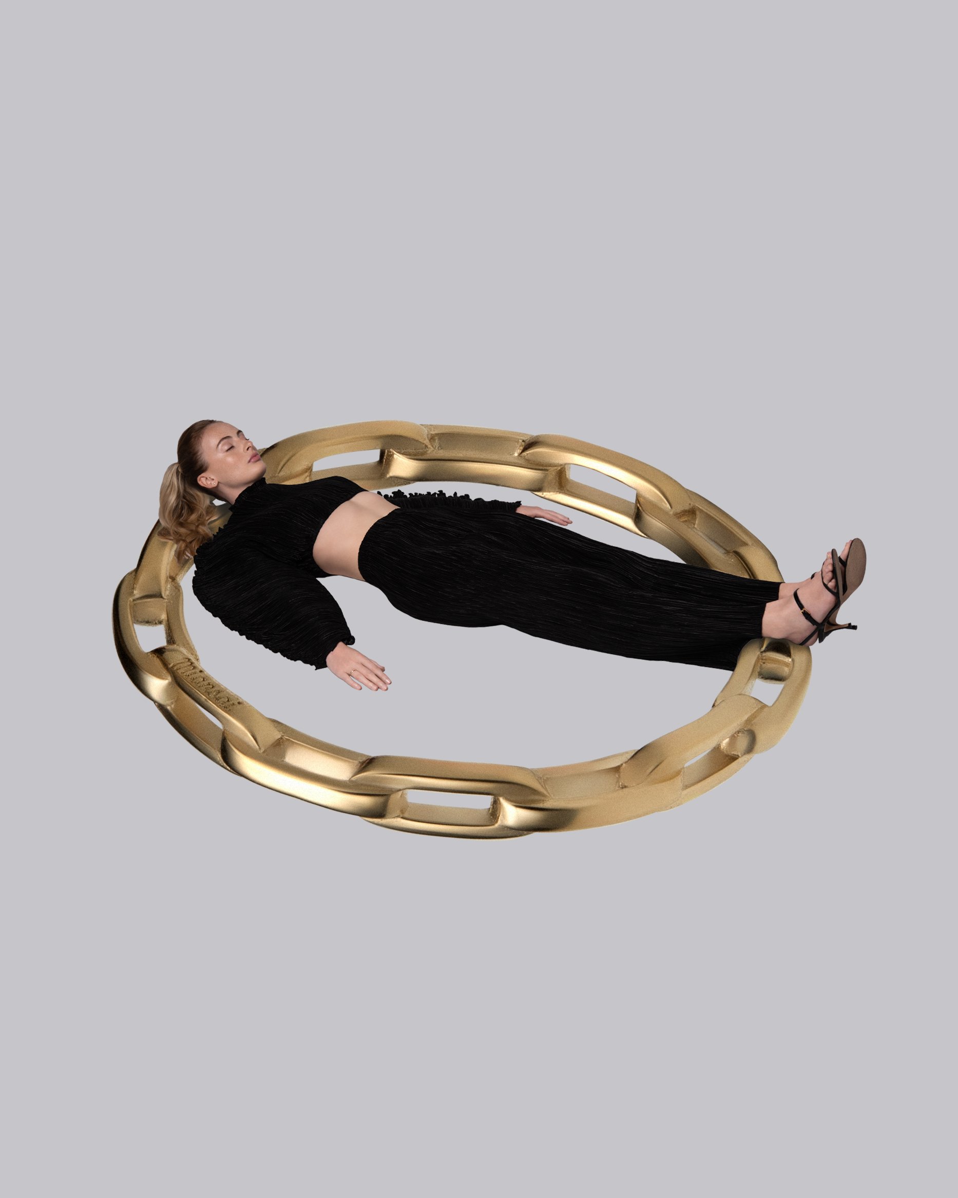 104-0357_Thin Volt Link Ring_Gold Vermeil_Polished Gold_model_piecesatthecenterofall_0.jpg