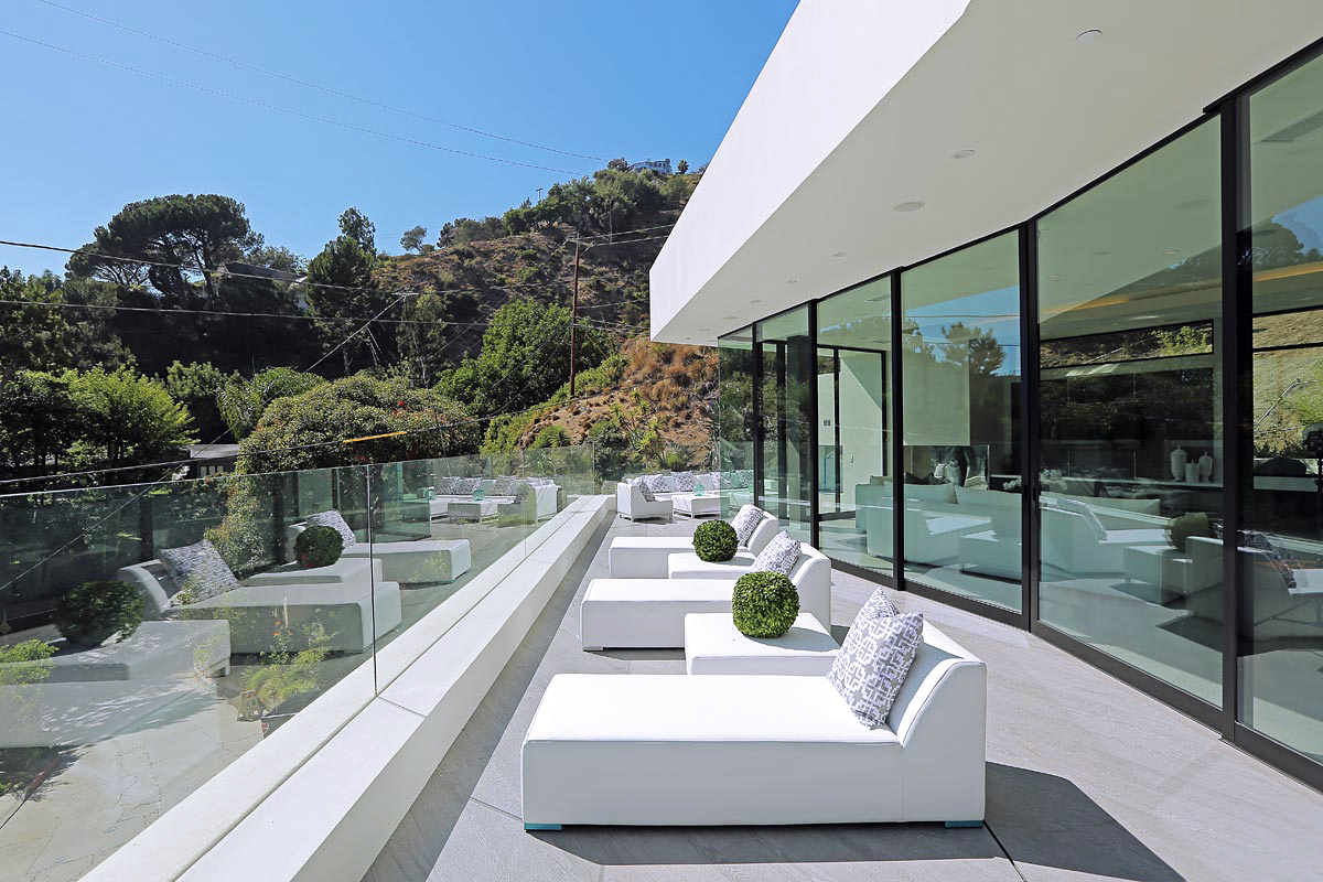 outdoor balcony.jpg