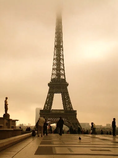 eiffel in fog.bmp.jpg