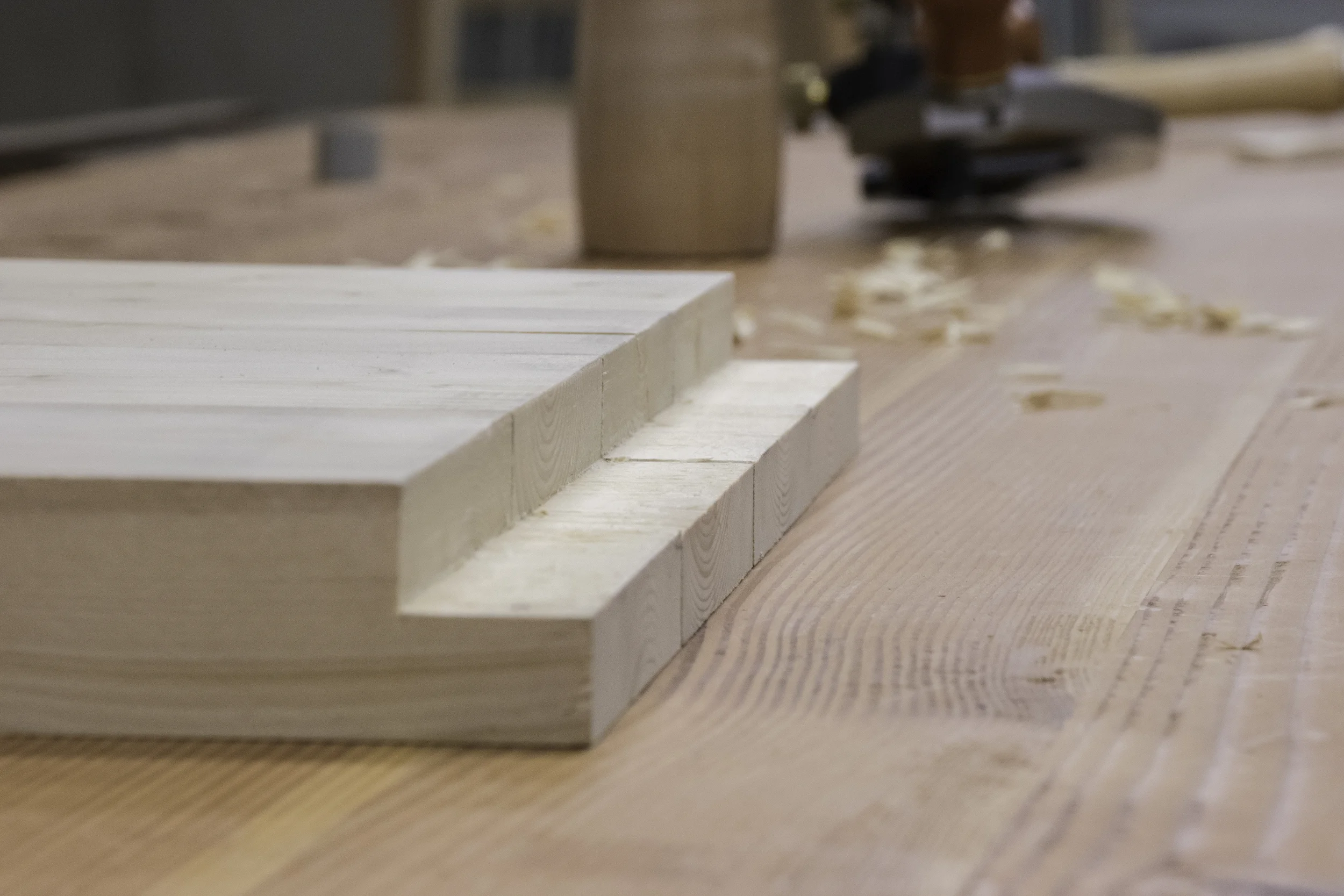 All four legs are cut to join with the top boards.