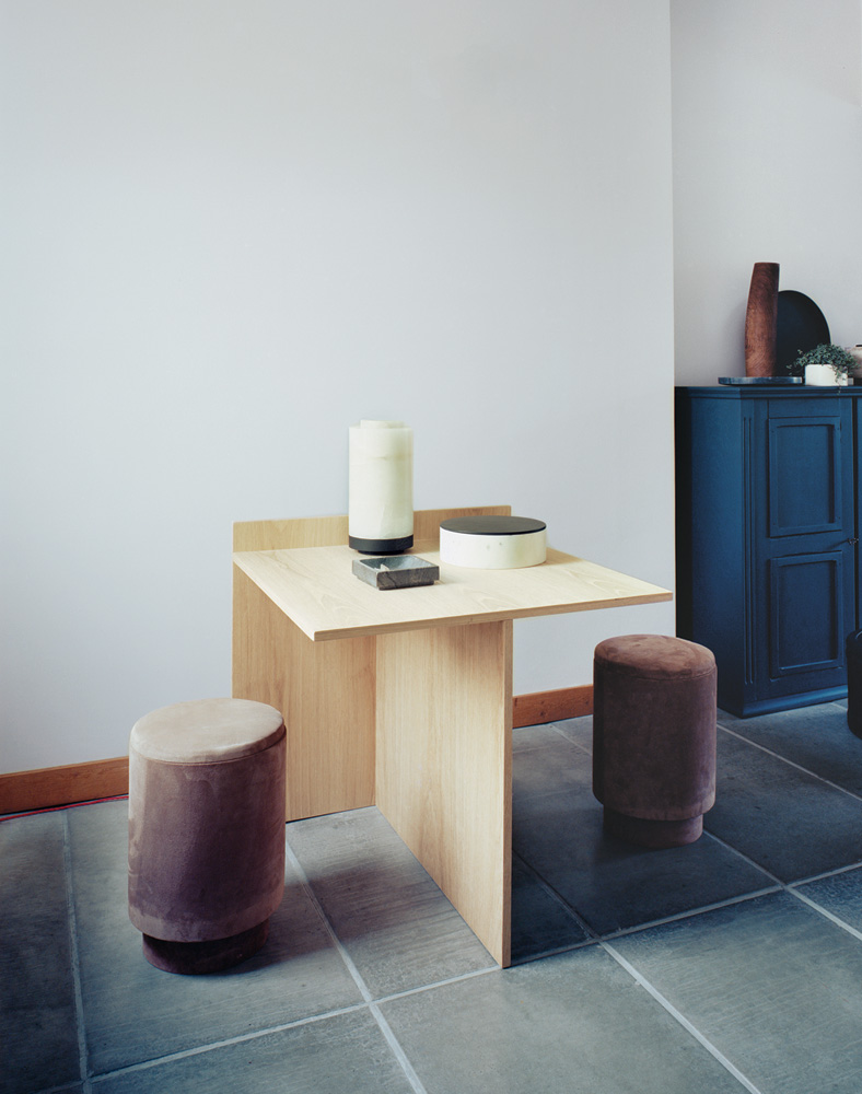 Clean lines, simple and efficient, work by Belgain designer Michael Verheyden. To resovle their fickle taste, Verheyden and his wife, Saartje Vereecke, have designed all the finishes and furnishings in their Belgian home with the help of their friends. For more HERE