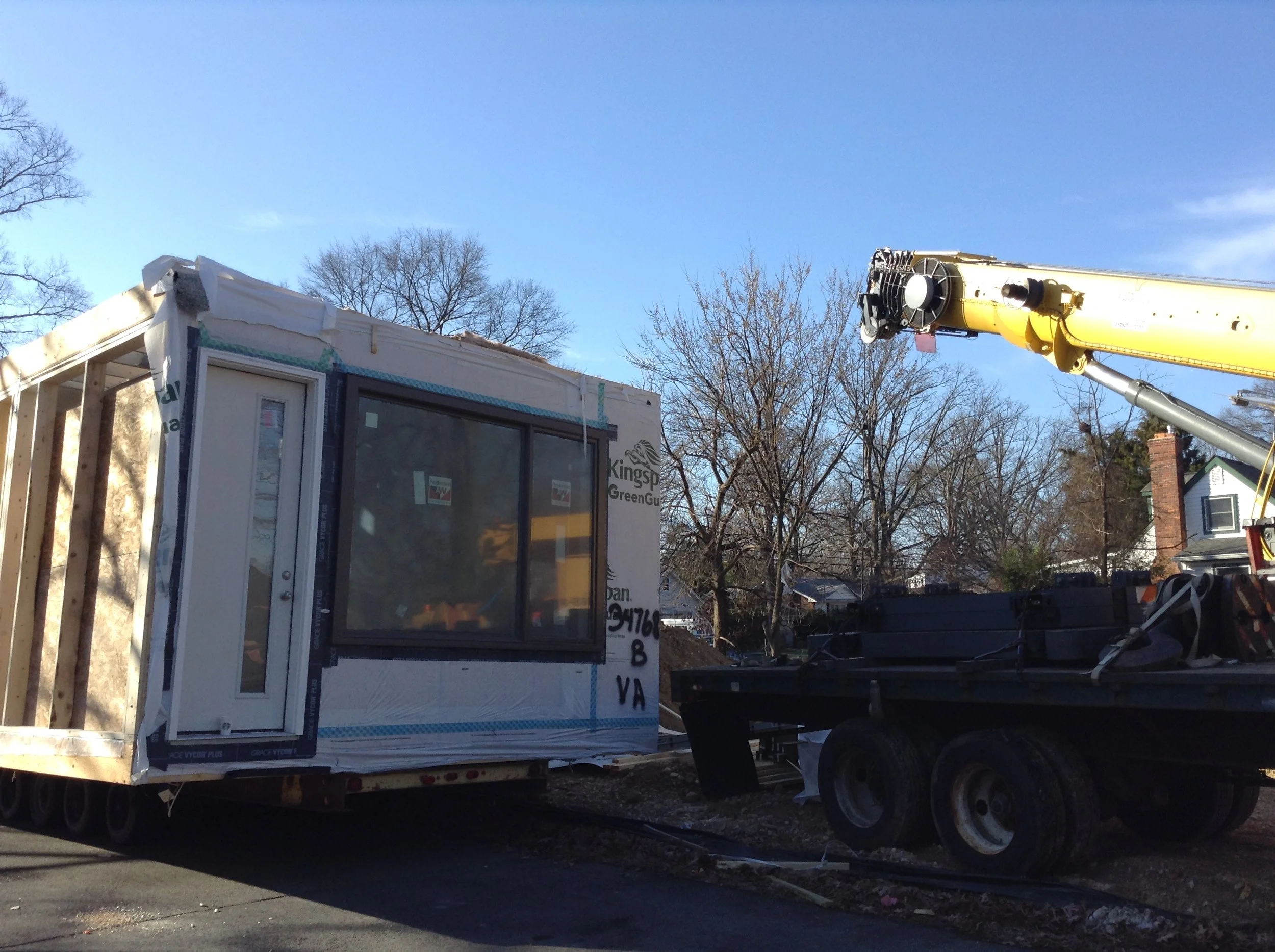 The first unit ready to go. We had to wait almost two hours until the crane was ready to lift.