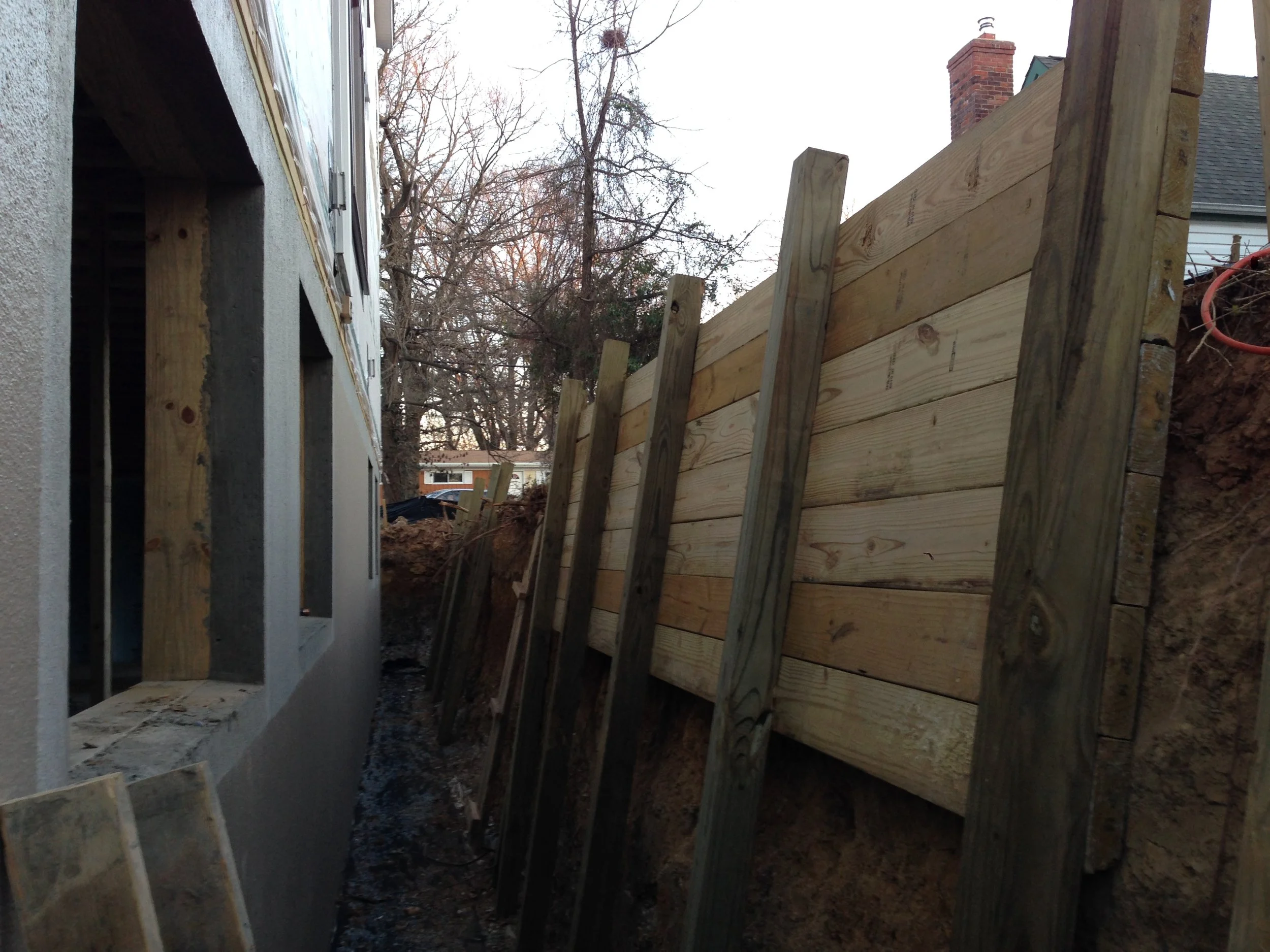 The top was level! Wood is heavy! Tomorrow I will try to finish the two walls.