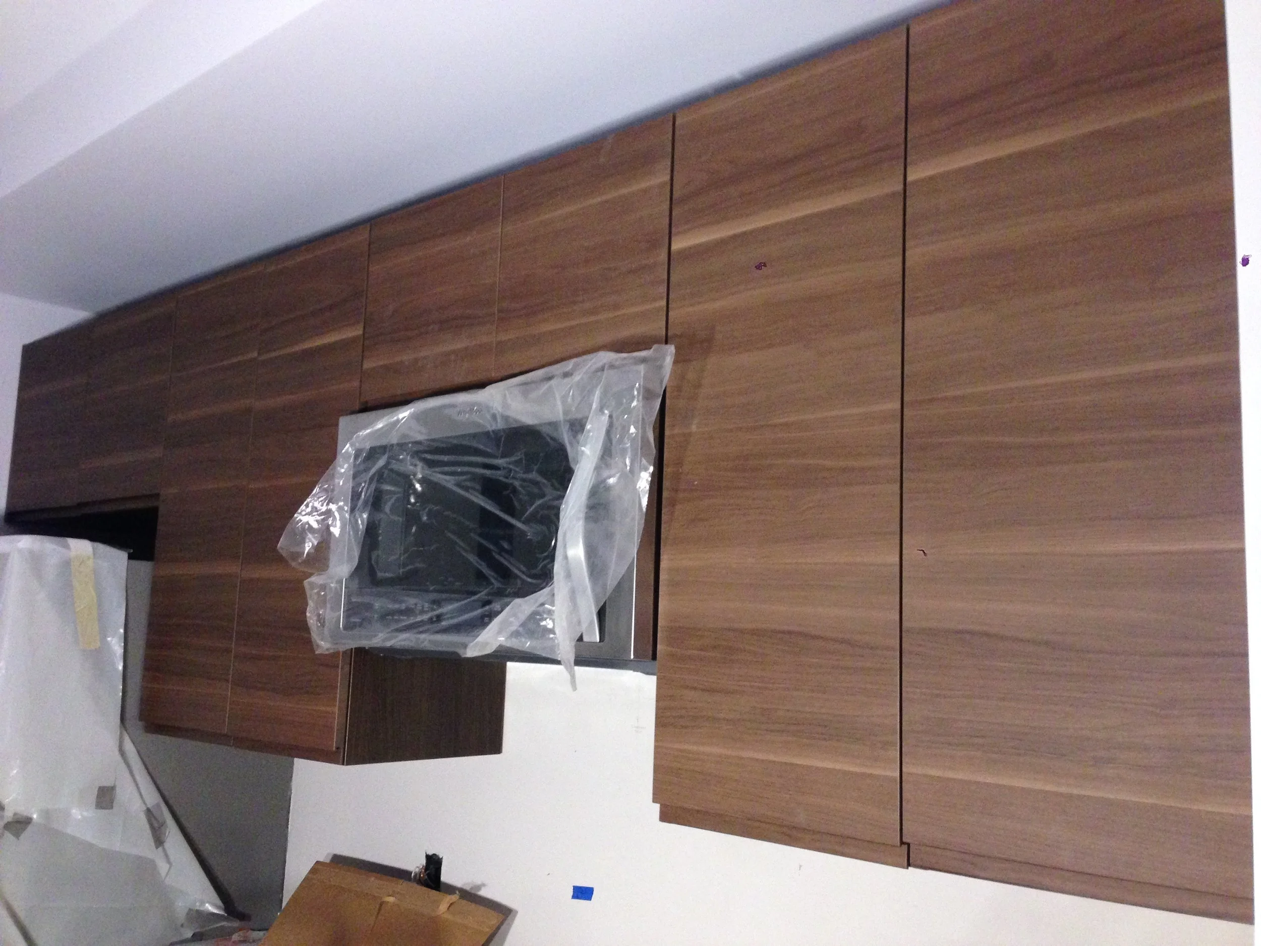 The upper kitchen cabinets almost completed. 