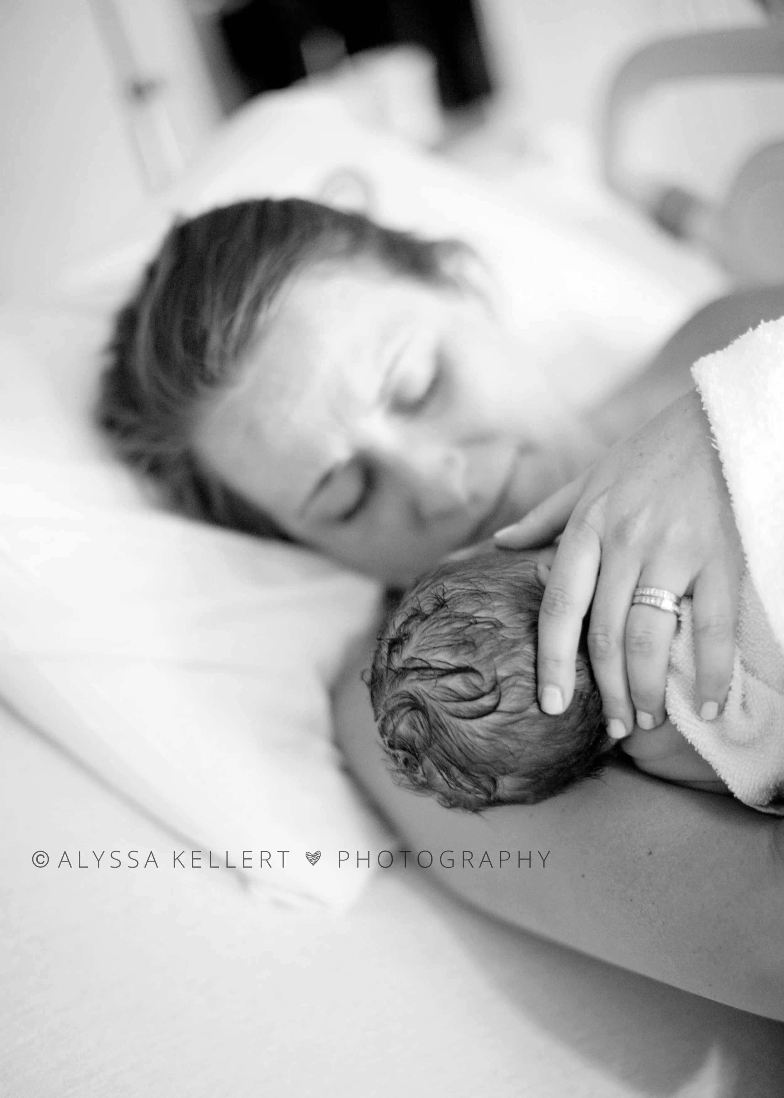 mom-meeting-baby-newborn-birth-story-photography-peace-arch-hospital