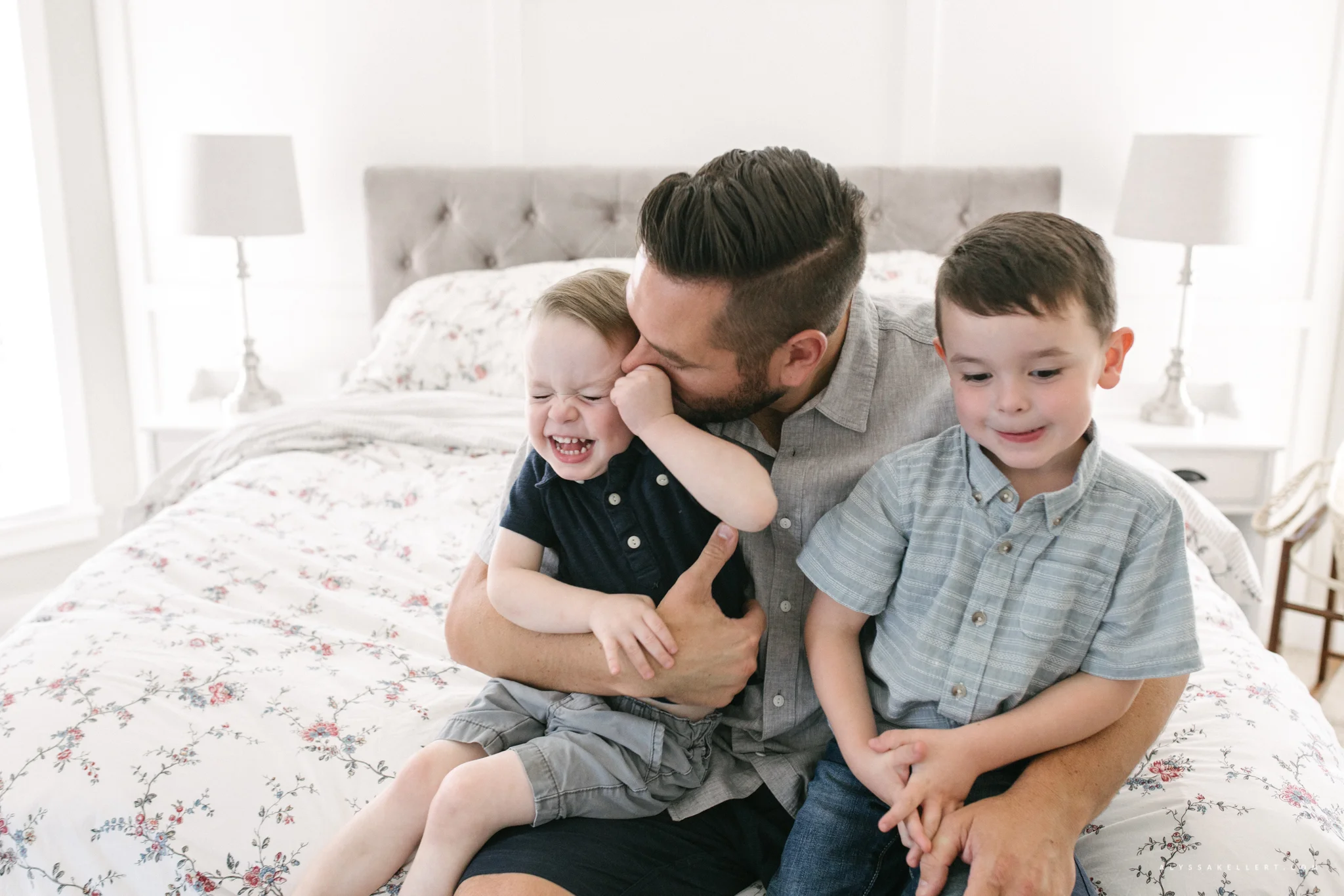 dad and sons on bed laughing photorapher