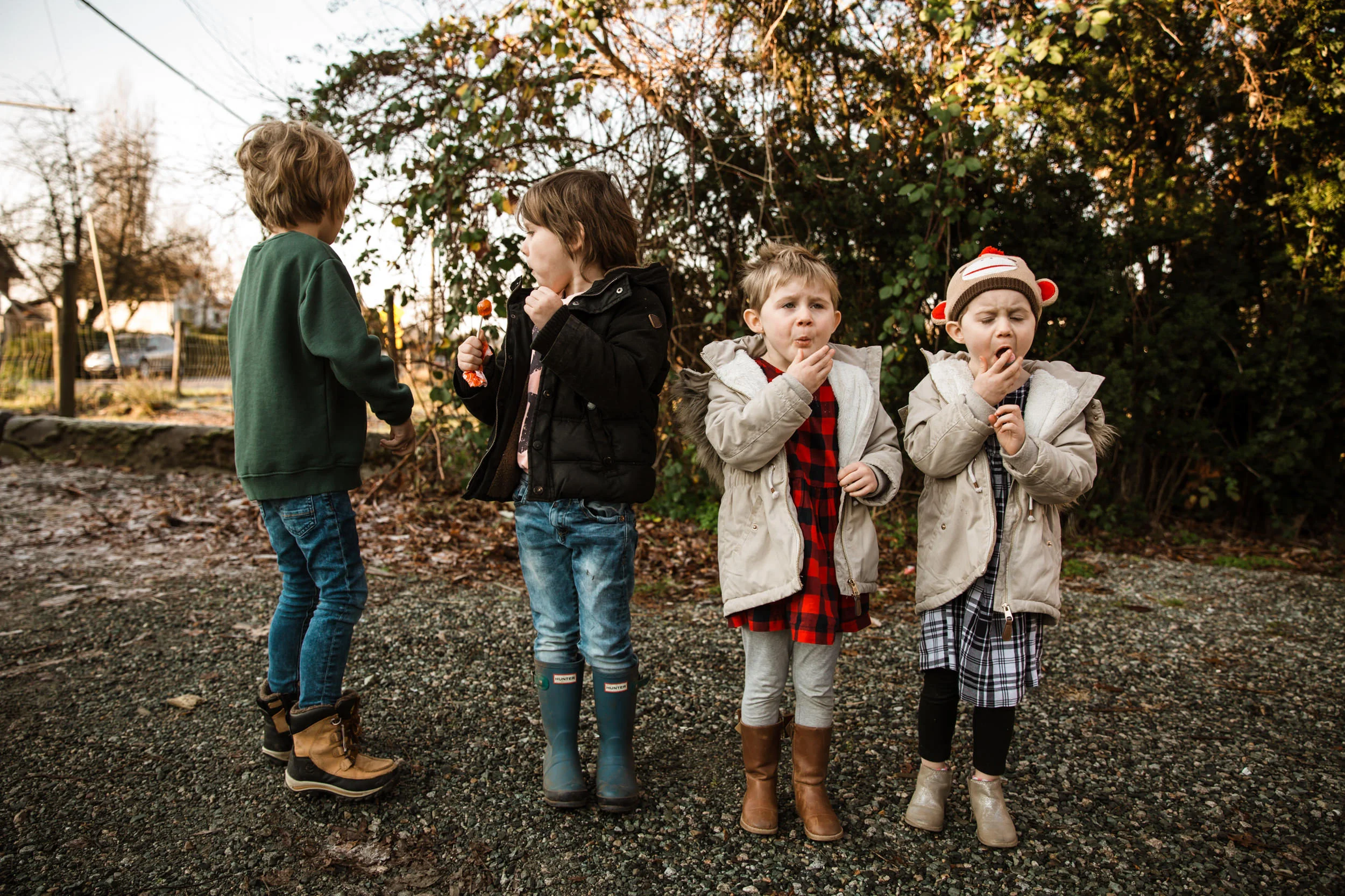family-eating-sour-candy-kids-photography