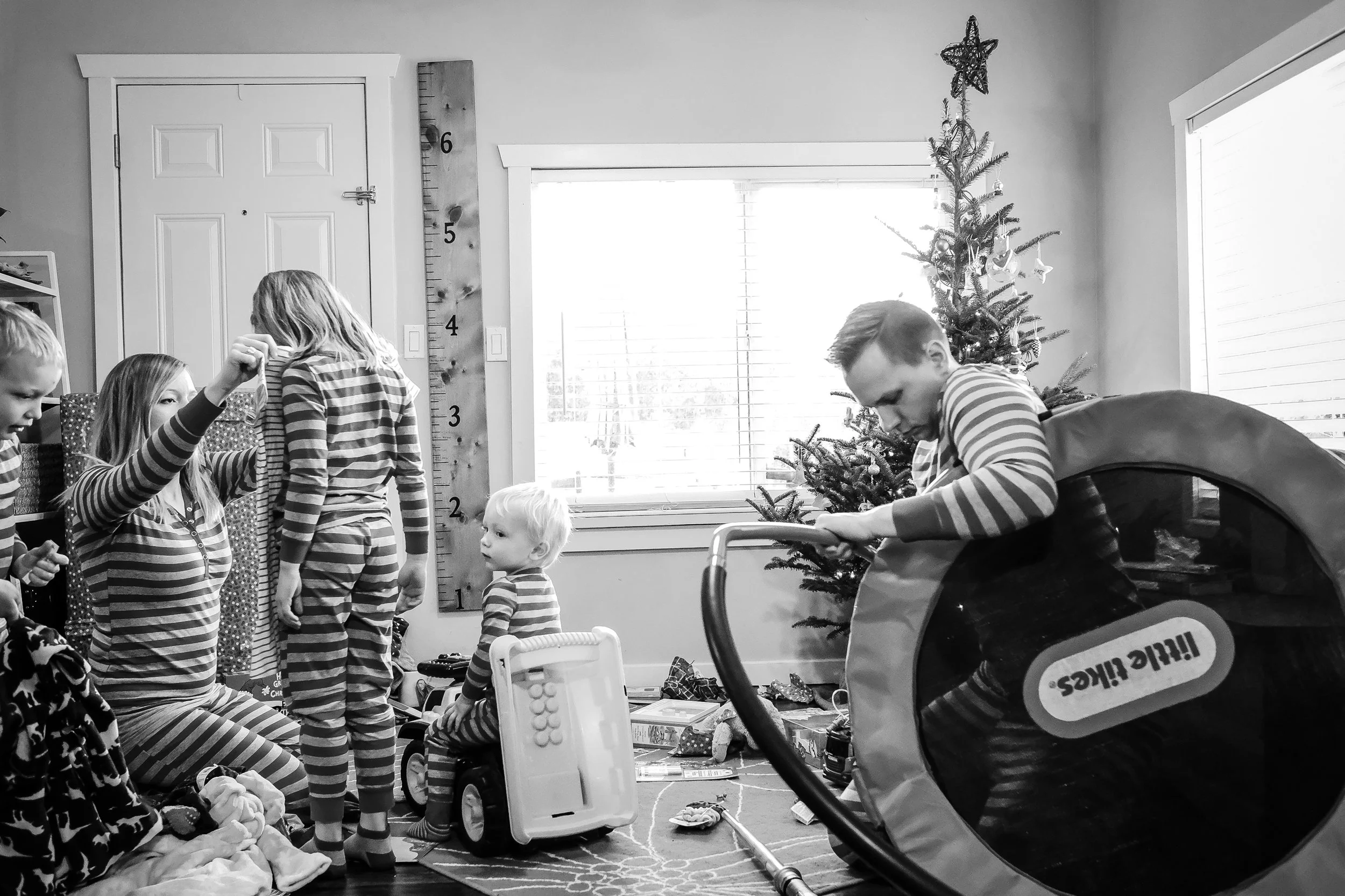 An Early Christmas Morning with my Family | Documentary Family Photographer