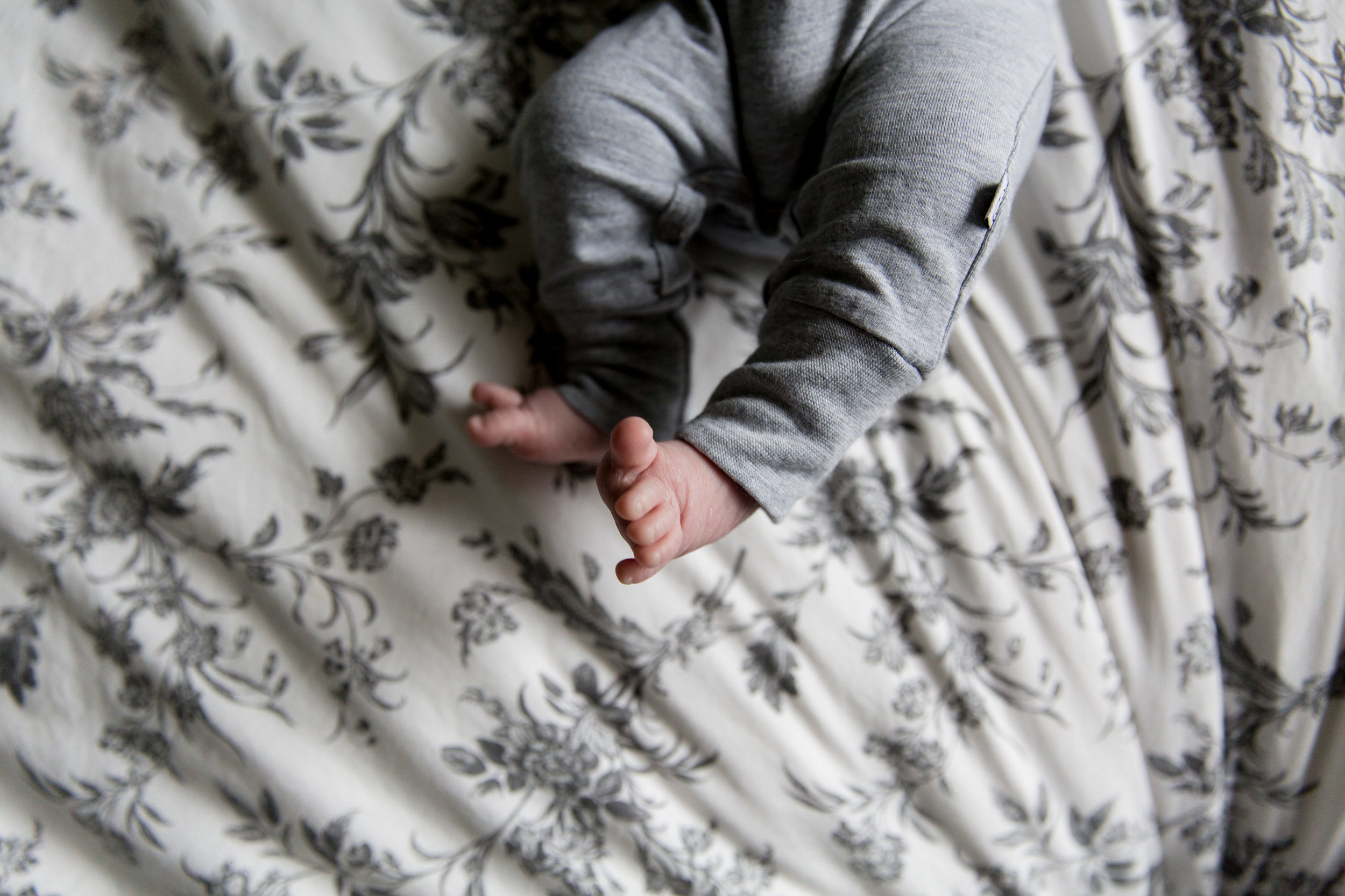 baby toes on bed vancouver photogarphy