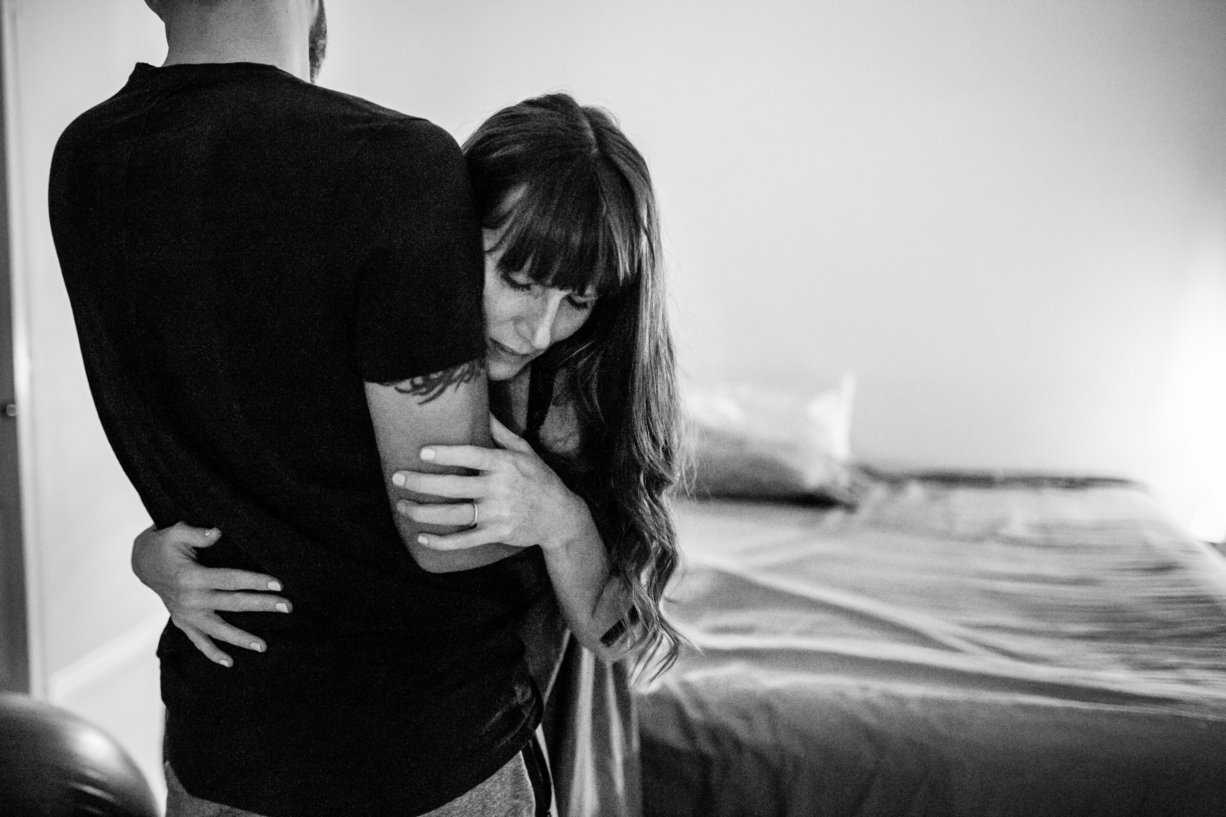 mom holding onto husband during labour in bedroom