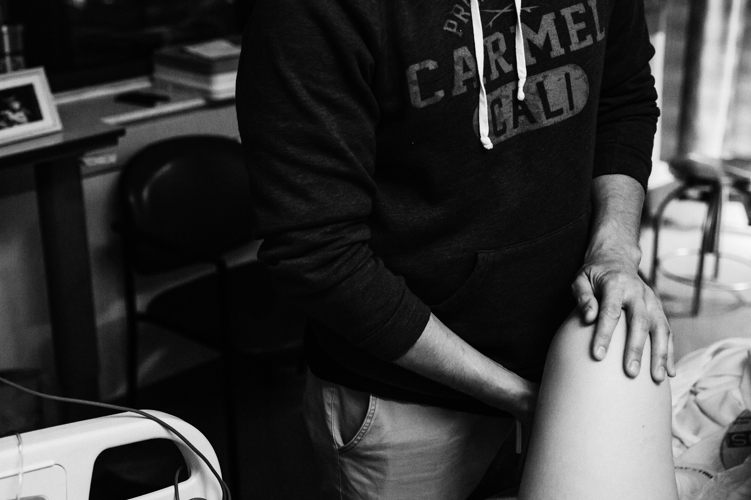 dad with hand on mom’s leg during labour