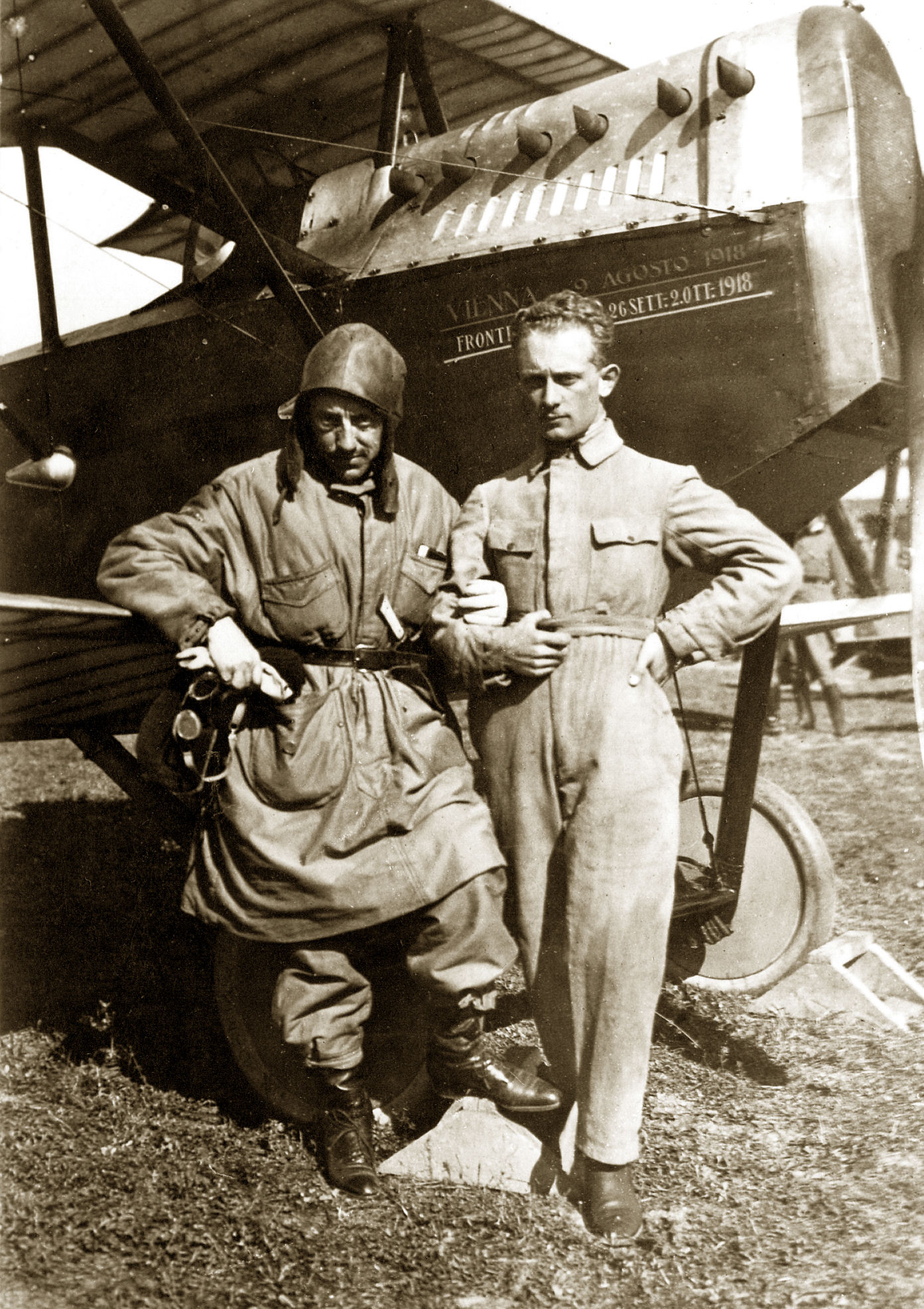 Gabriele D'Annunzio con il suo pilota dopo il volo su Vienna, il capitano Natale Palli comandante della Serenissima. Il Vate alla cintura porta il pugnale donatogli da Ettore Viola.