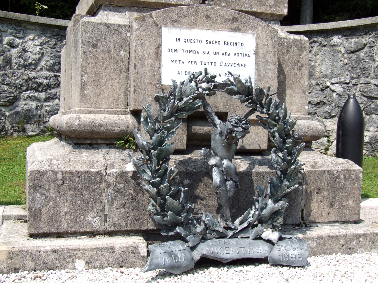 11 -  cimitero italiano di Magnaboschi.JPG