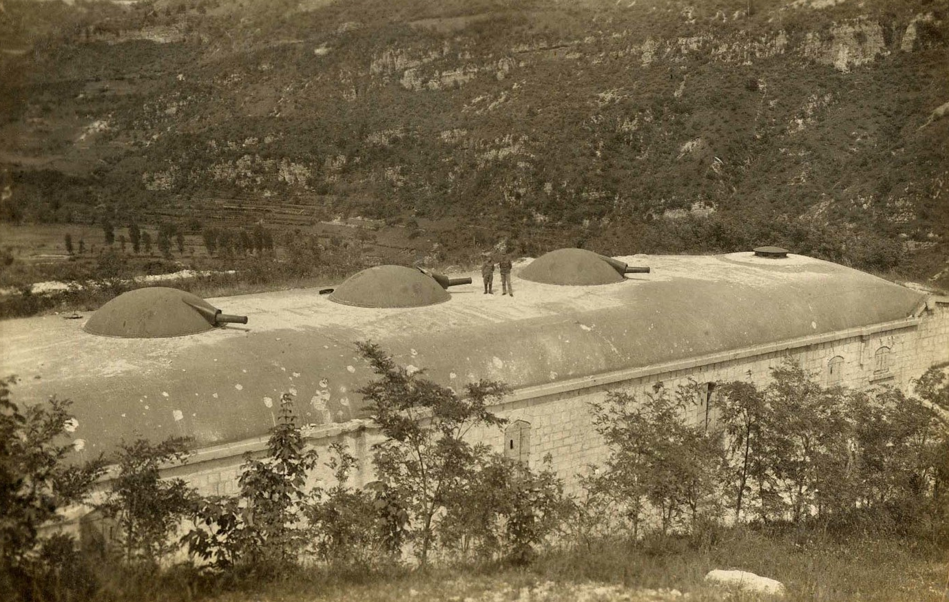 Sopra: Forte Ratti in Val d'Astico conquistato durante la Strafexpedition del 1916