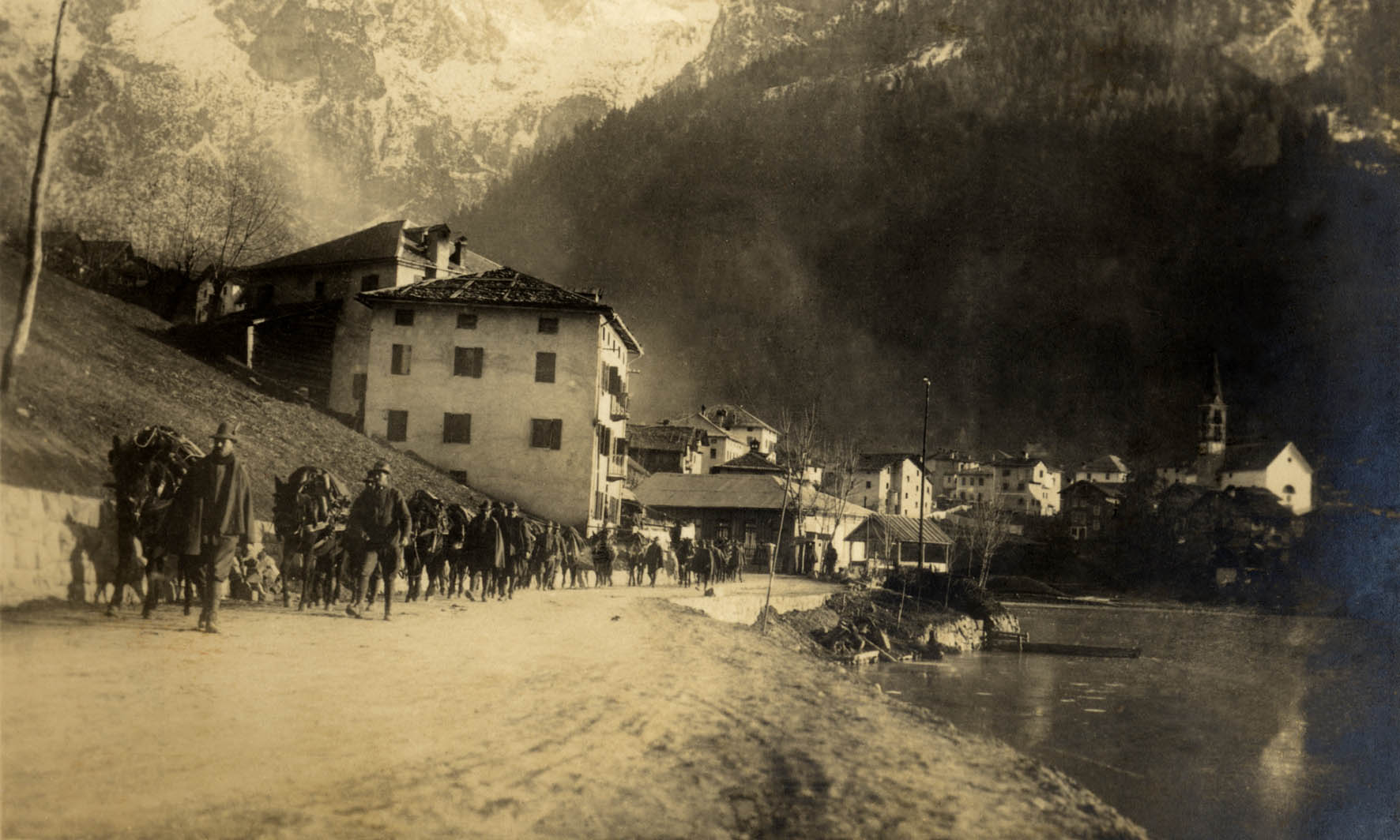 Salmerie degli Alpini in transito per Alleghe