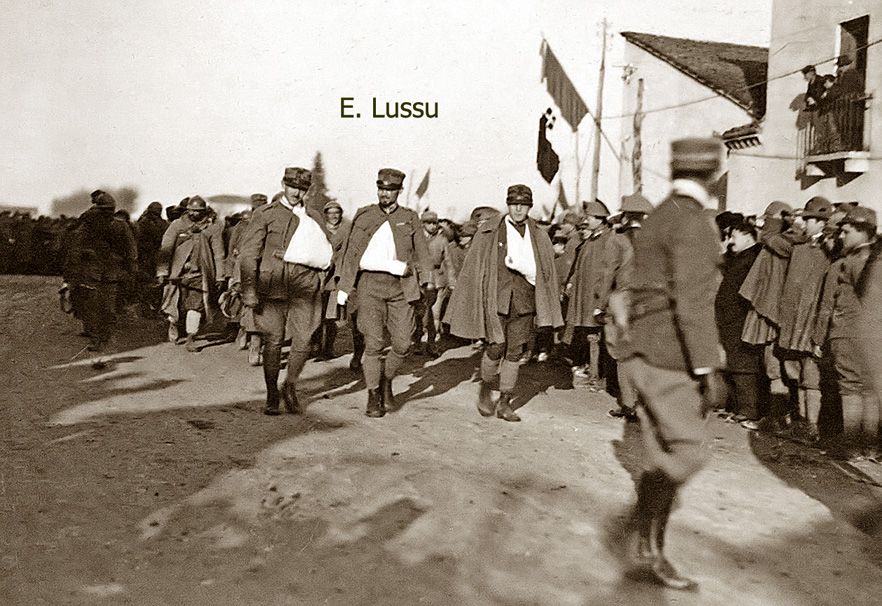 Emilio Lussu sfila con la Brigata Sassari a Vicenza dopo la Battaglia dei Tre Monti