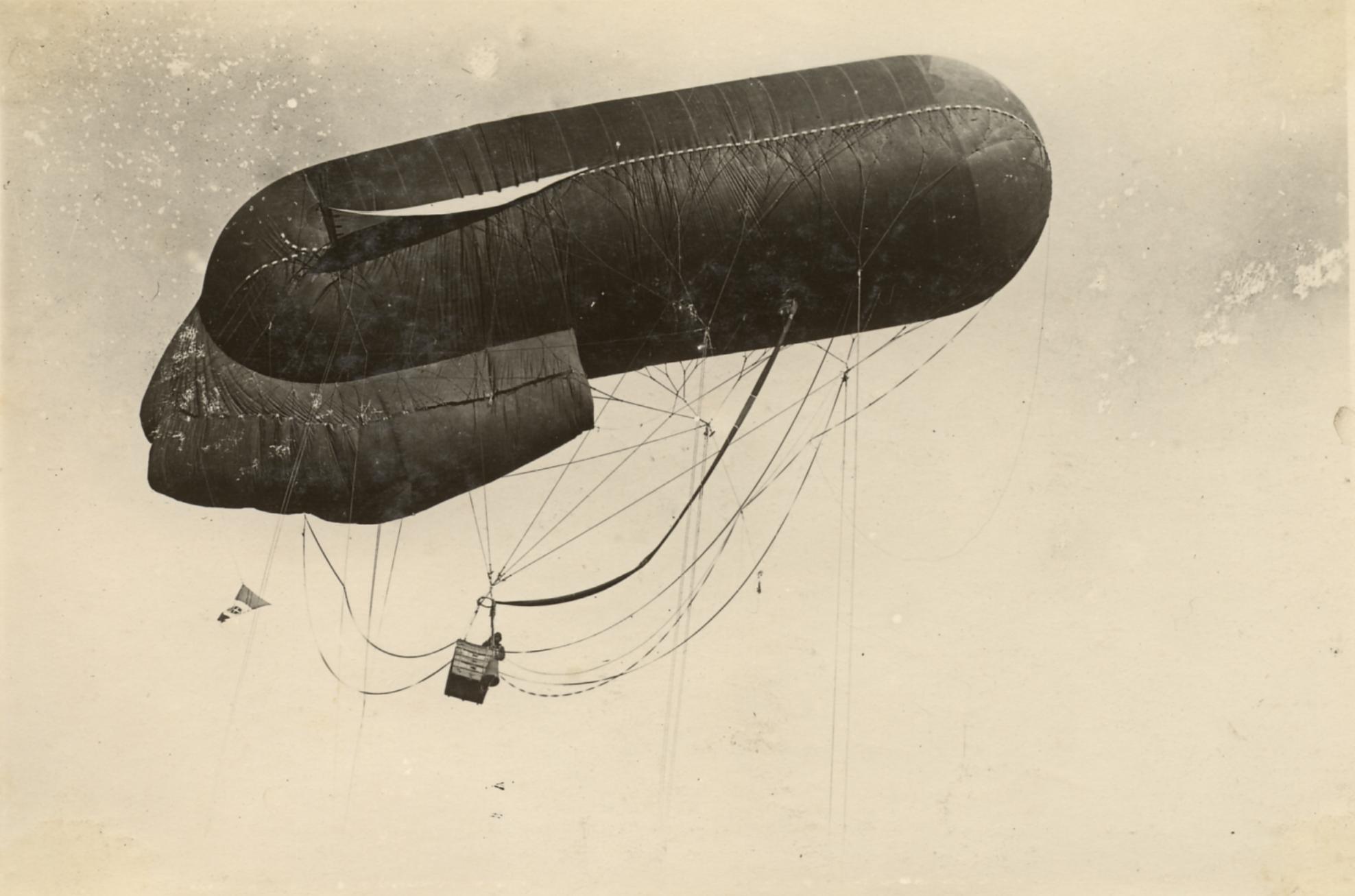 Pallone aerostatico italiano per osservazione aerea