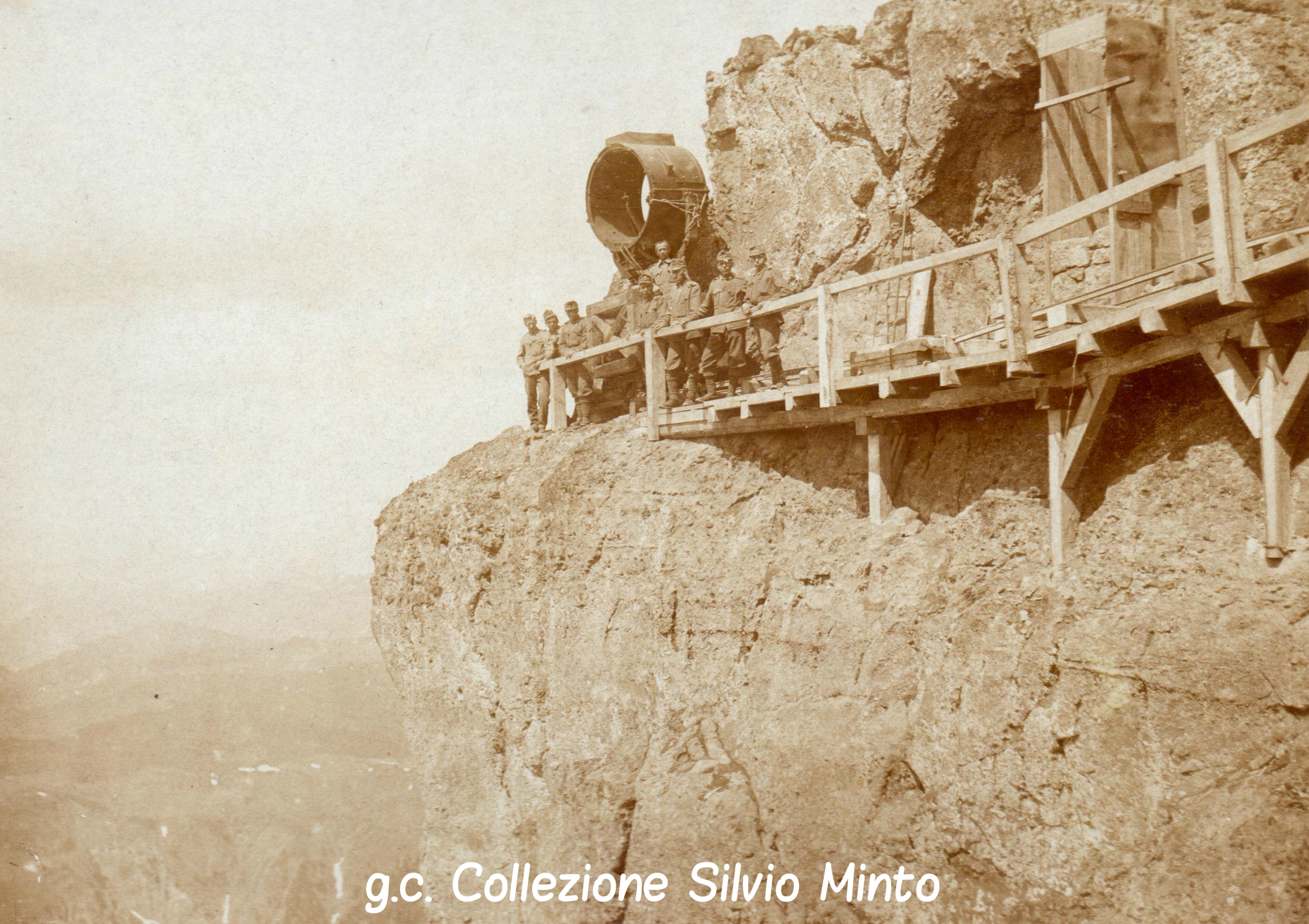 Stazione fotoelettrica austriaca posizionata in alta quota sulle Dolomiti bellunesi del Mezzodì