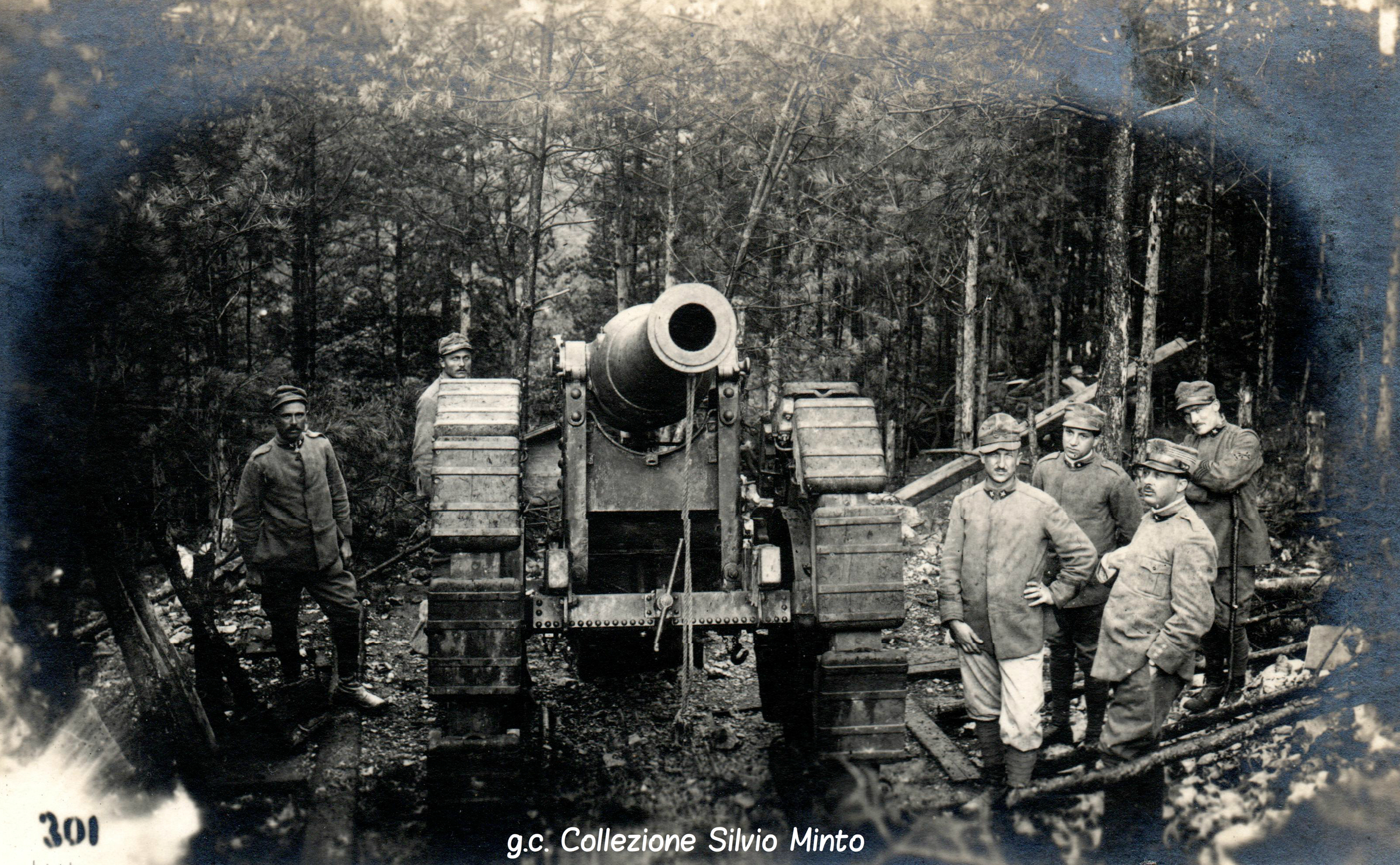 Grosso calibro dell'artiglieria italiana schierato in un bosco