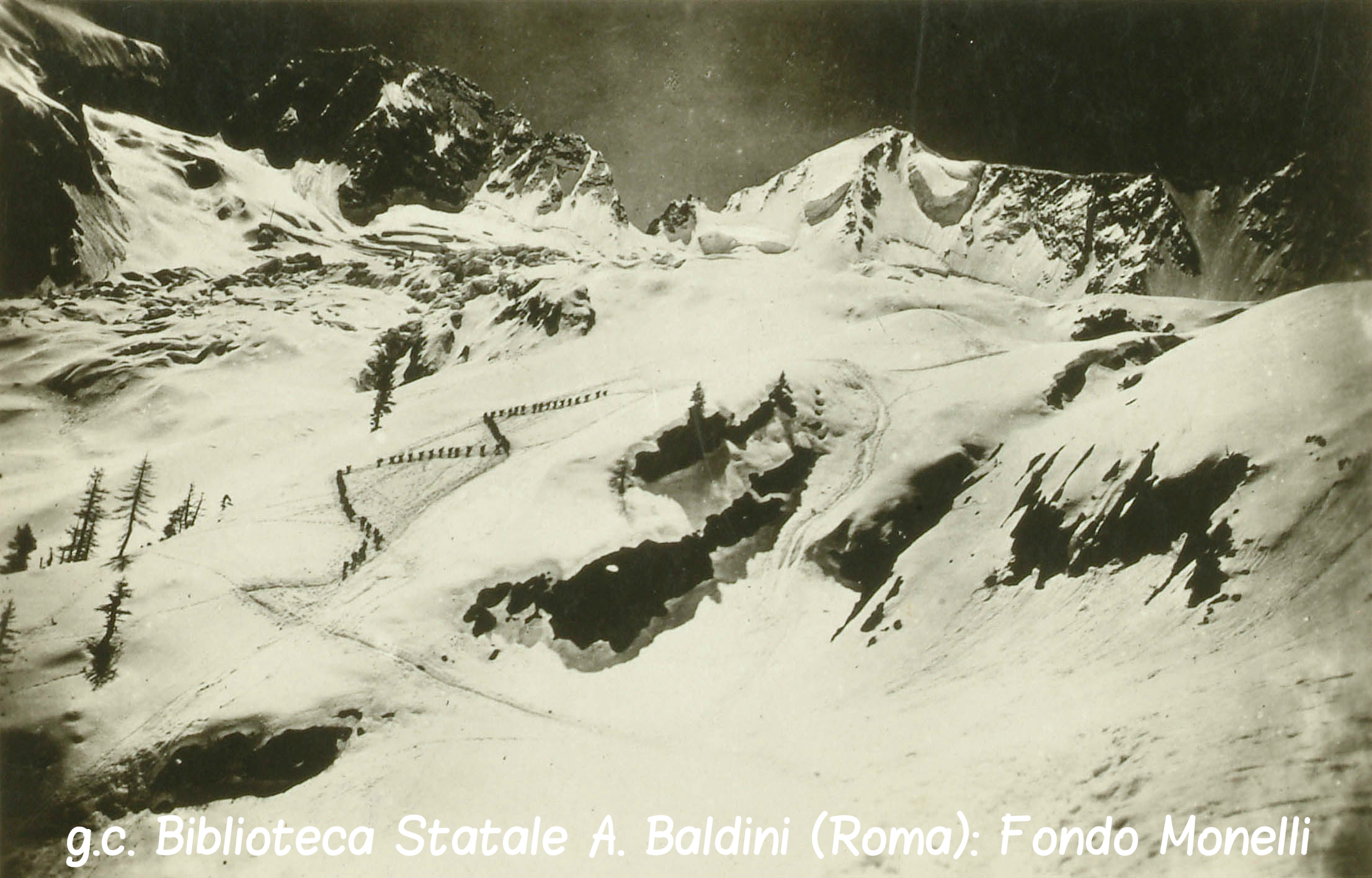 Colonna di Alpini risale verso al Presanella