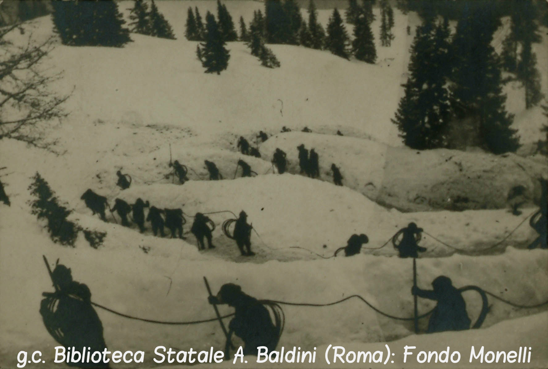 Una colonna di Alpini trasporta la corda metallica della teleferica del Cauriol (1916)