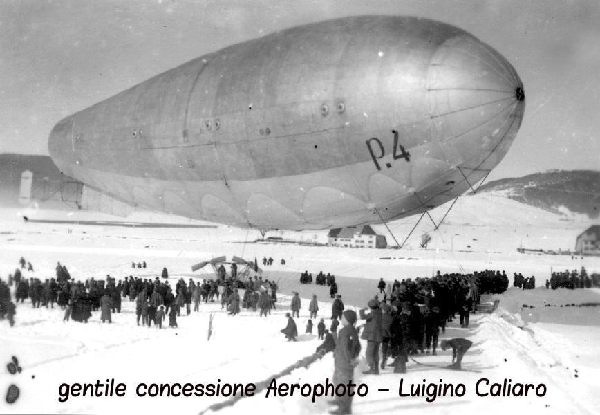 Un dirigibile italiano in fase di decollo fotografato pochi mesi prima dell'inizio della guerra sulla superficie del campo di volo di Asiago