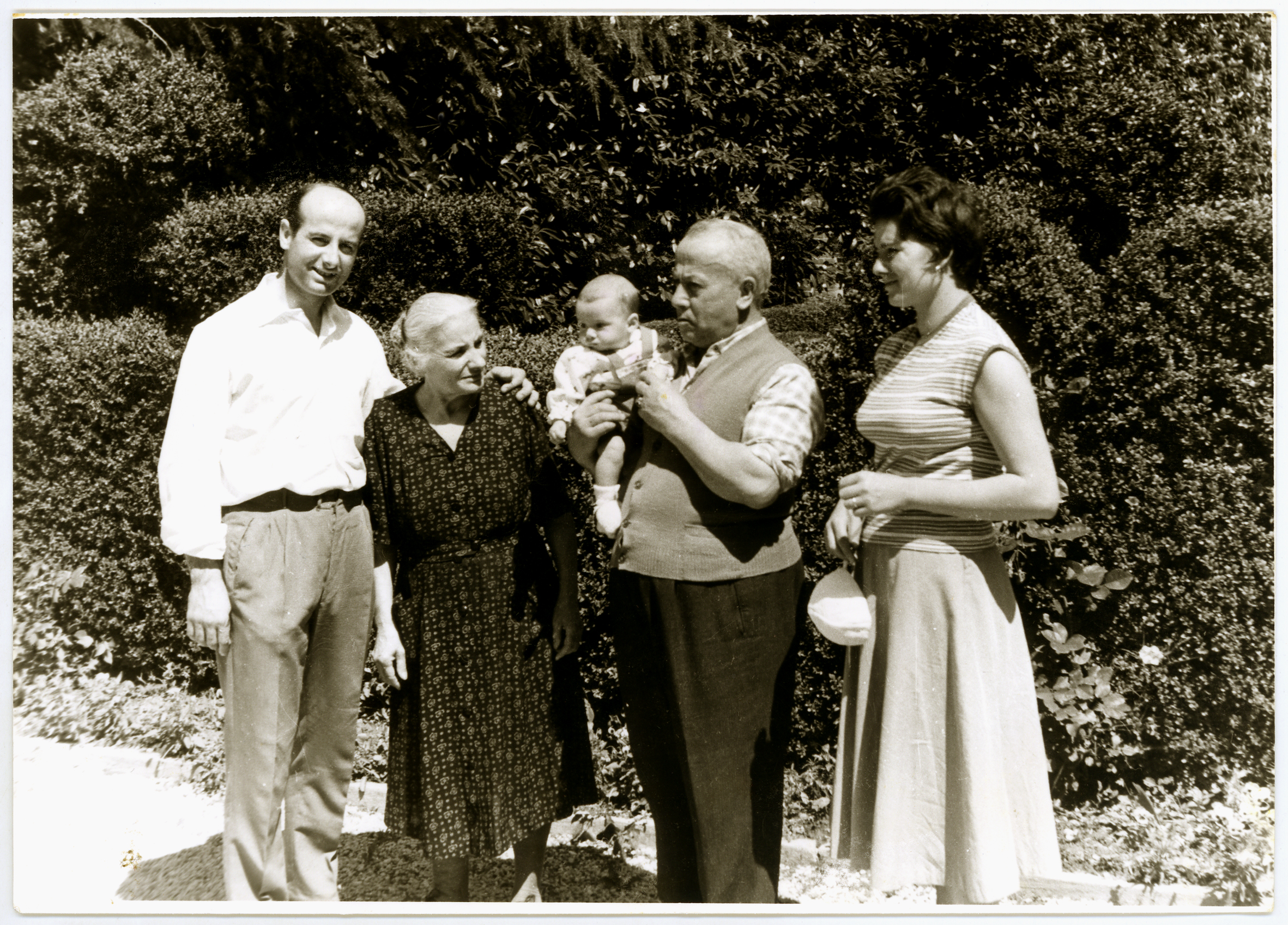 Ruggero Dal Molin tra il papà Elio, i nonni Rosina e Giuseppe e la mamma Lina in una fotografia del 1958