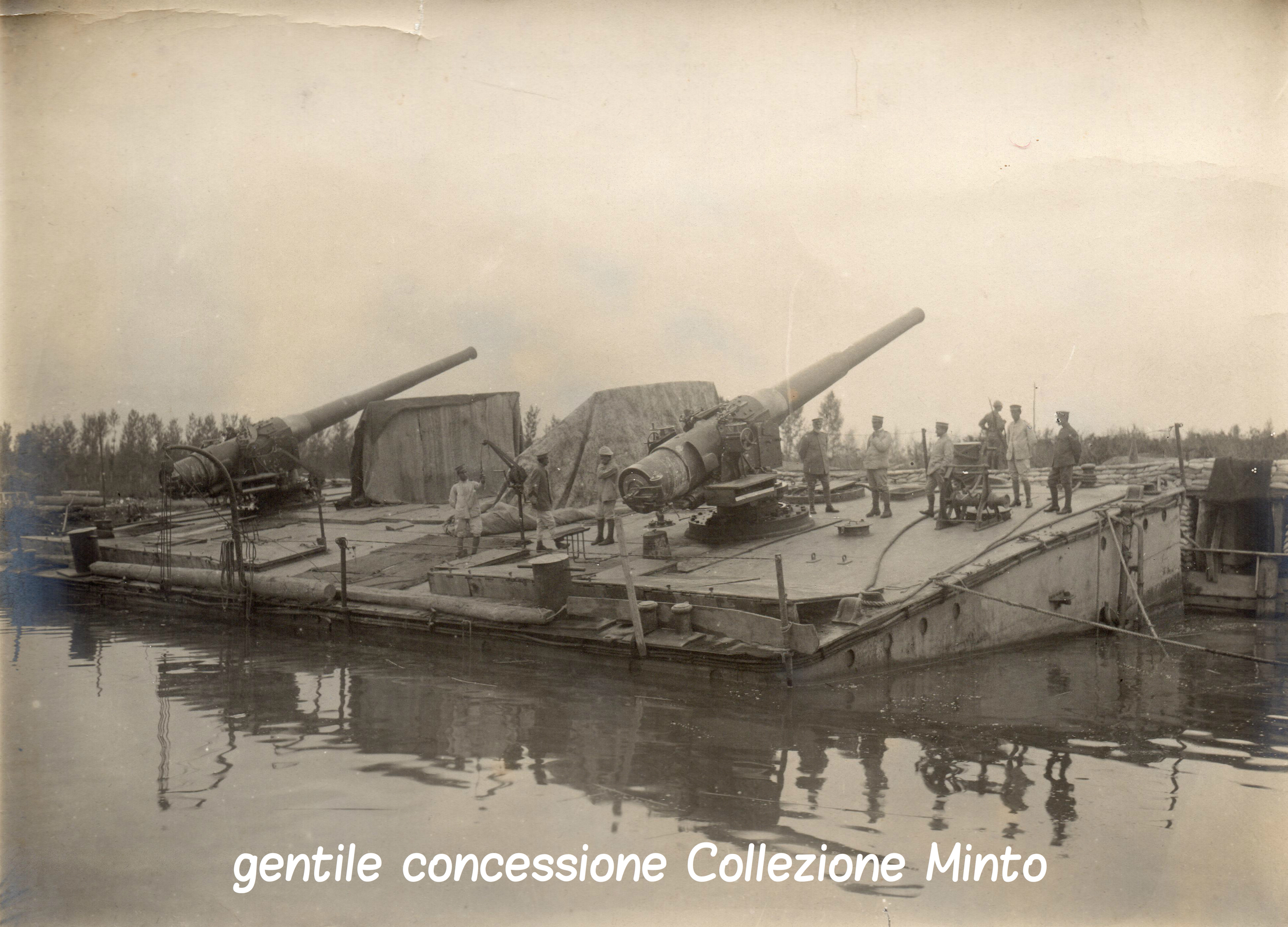 Pontoni equipaggiati con pezzi di artiglieria navale ormeggiati nelle vicinanze del Piave