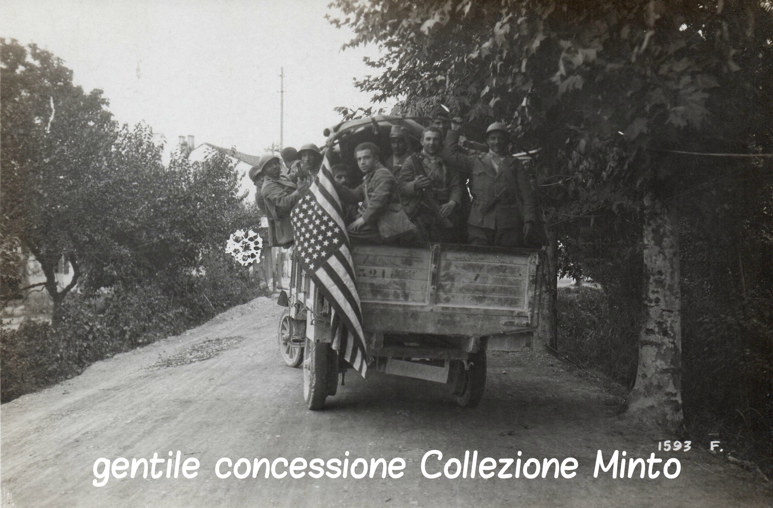 Un camion di "Arditi" dei Reparti d'Assalto italiani procede verso il Piave issando sul camion la Bandiera Statunitense