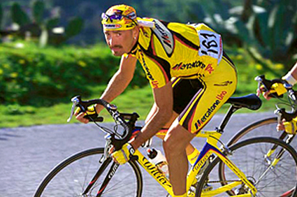 Marco Pantani in sella alla Wilier nella grande impresa dell'Alpe d'Huez nel Tour de France del 1997