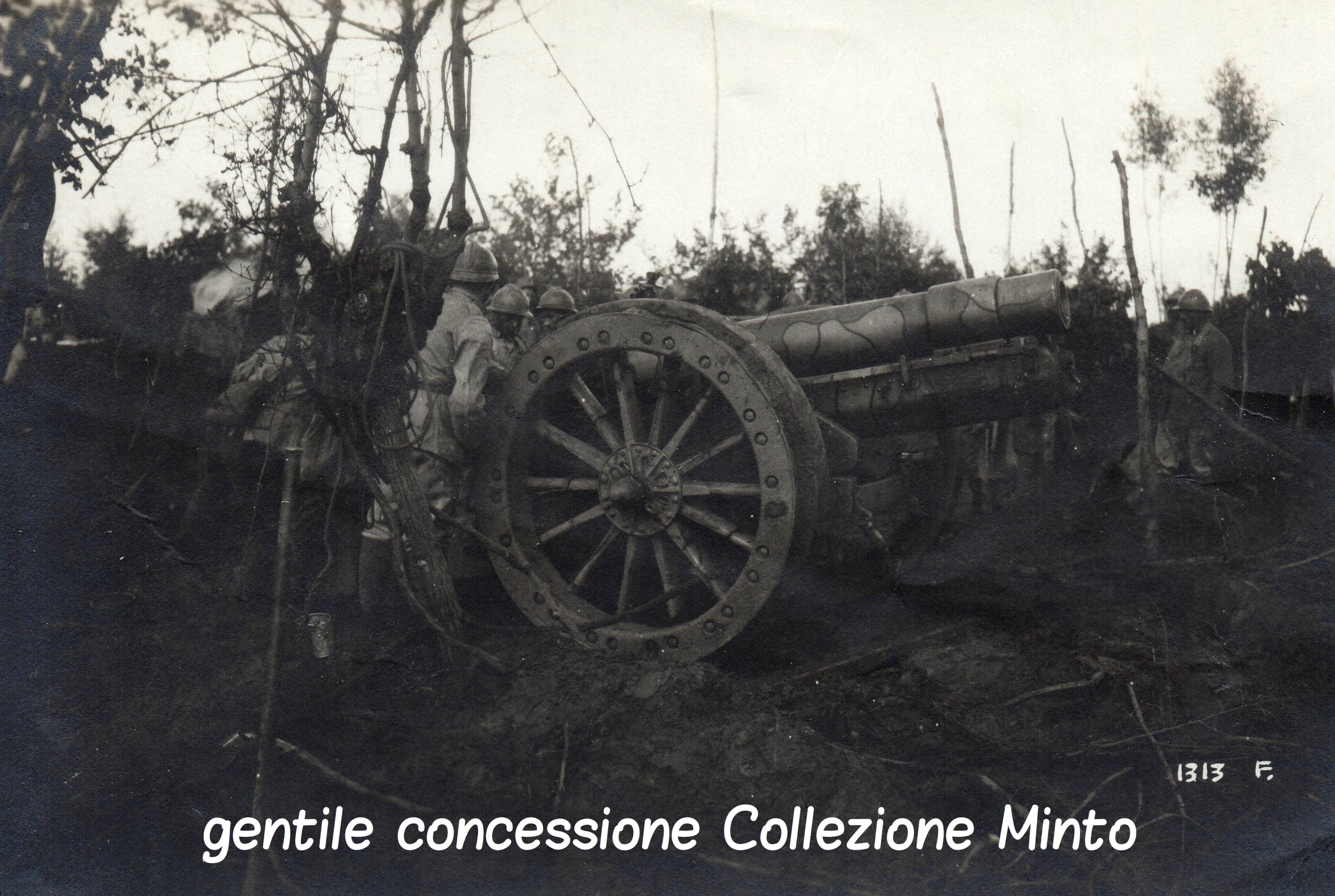 Obice italiano con verniciatura mimetica sul fronte del Piave