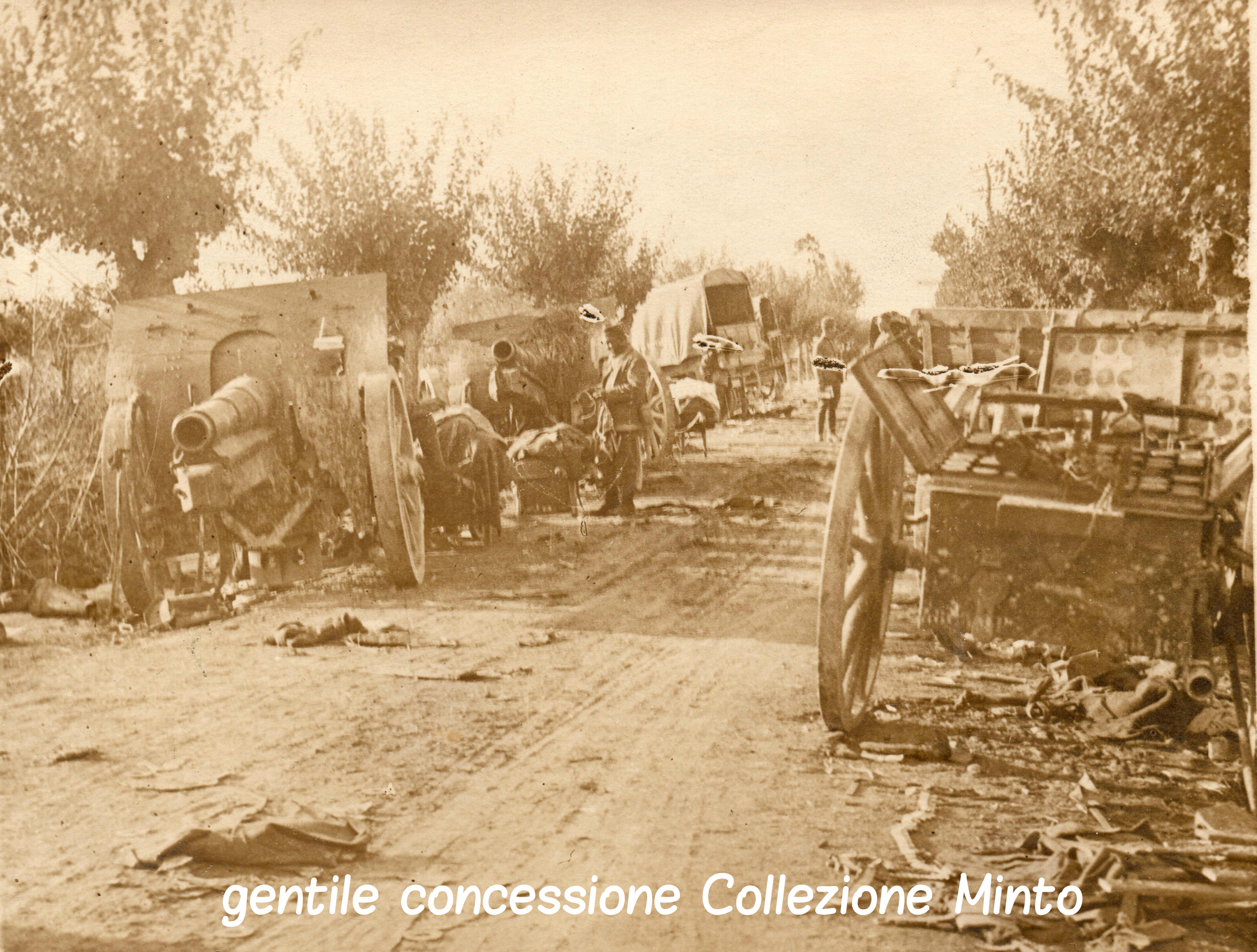 Artiglierie italiane abbandonate durante la disfatta di Caporetto nei pressi del Tagliamento